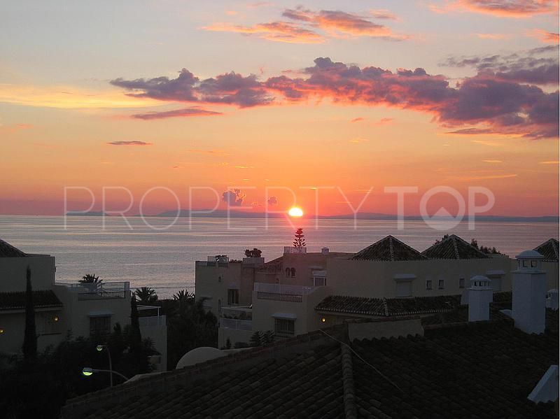 Duplex penthouse with 2 bedrooms for sale in Elviria