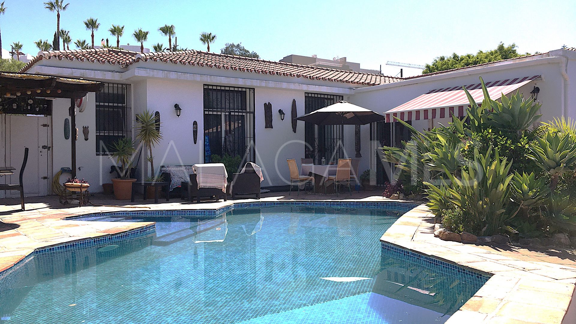 Buy villa with 4 bedrooms in Estepona Golf