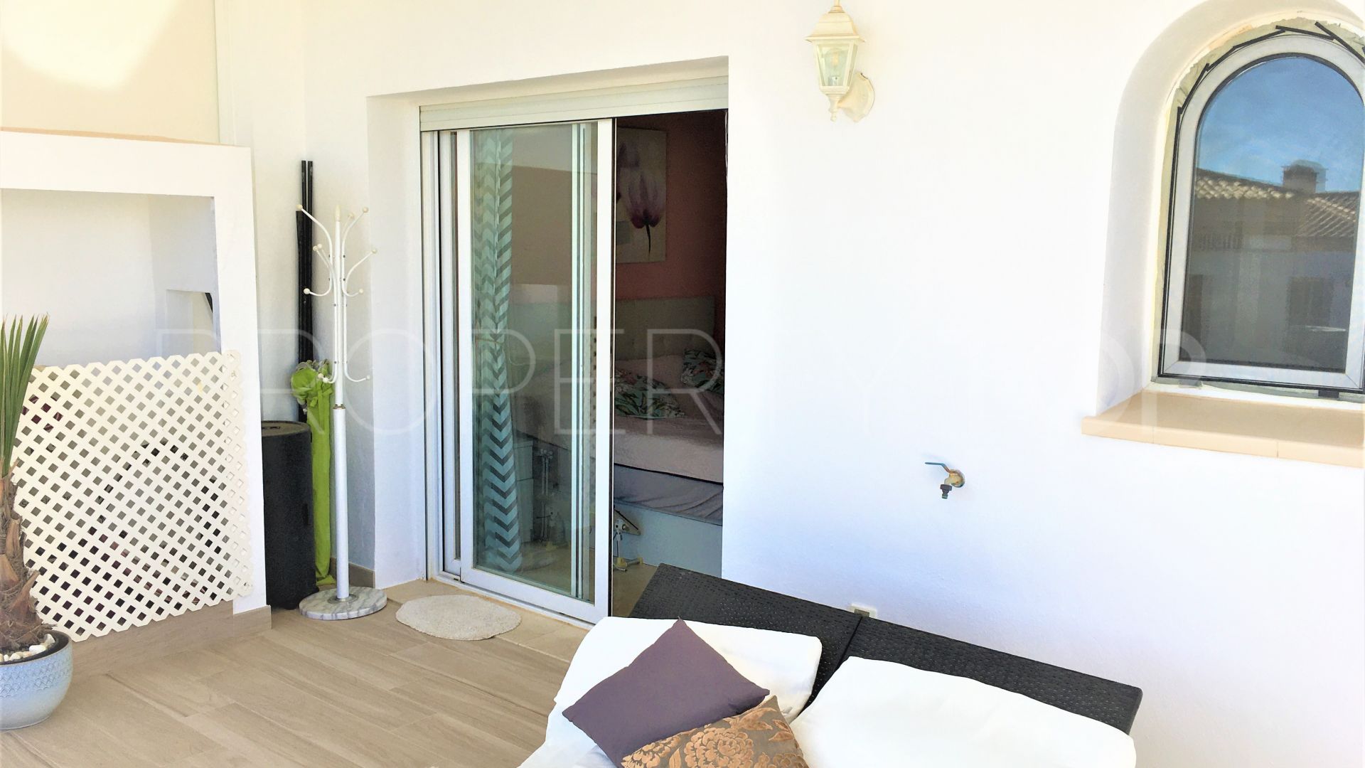 Ground floor duplex for sale in Alcaidesa with 3 bedrooms