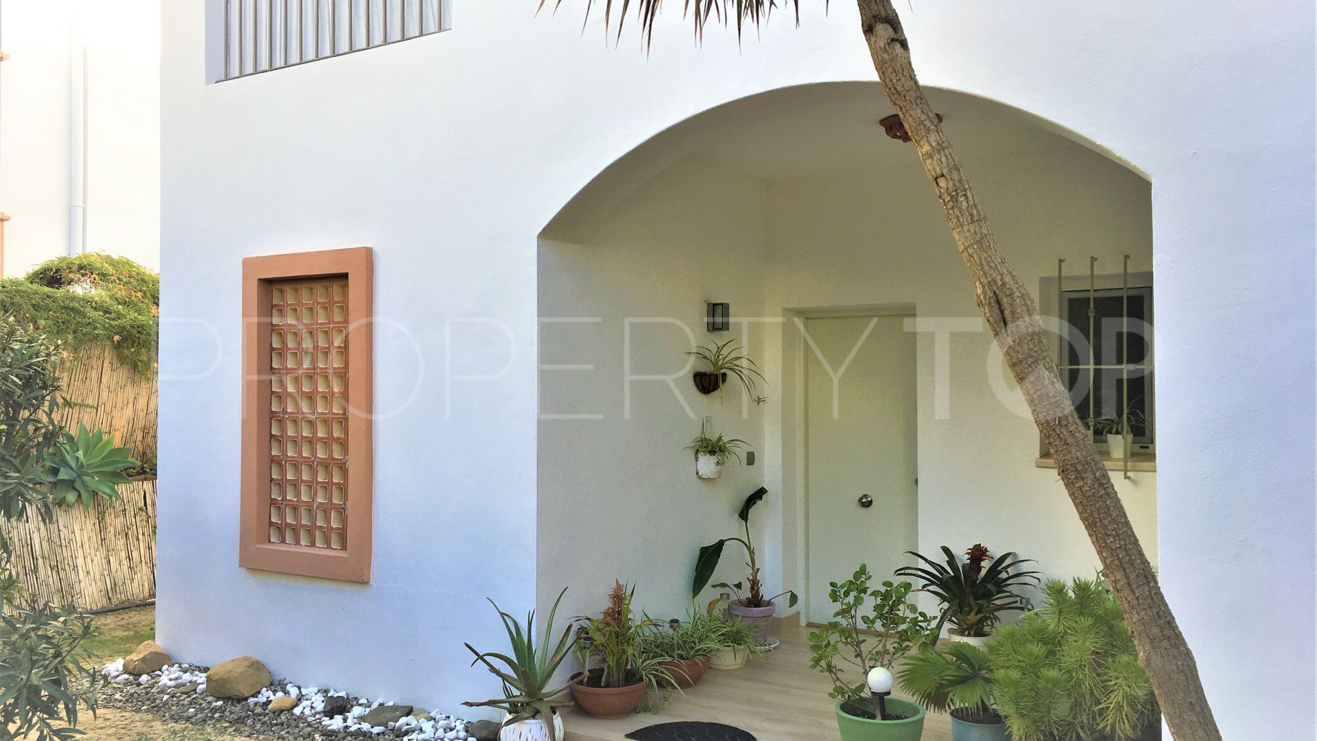 Ground floor duplex for sale in Alcaidesa with 3 bedrooms