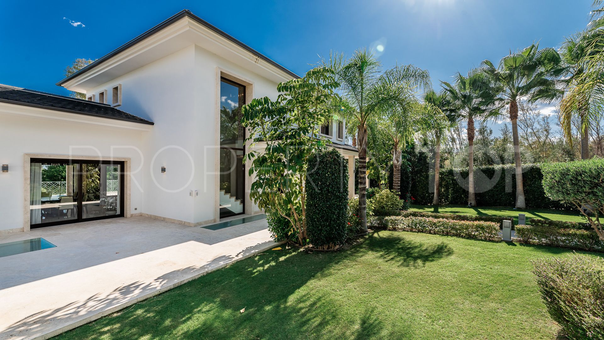 Villa con 5 dormitorios en venta en Nueva Andalucia