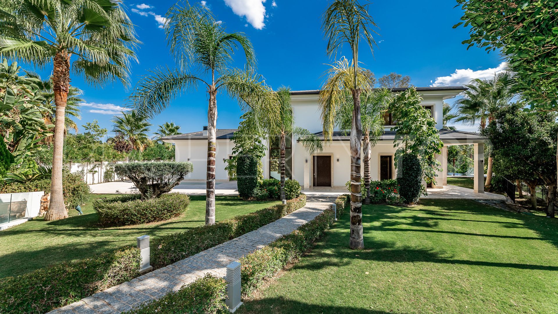 Villa con 5 dormitorios en venta en Nueva Andalucia