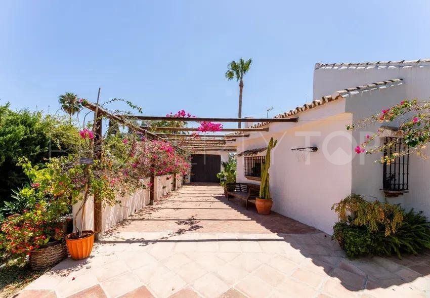 For sale 4 bedrooms villa in El Paraiso