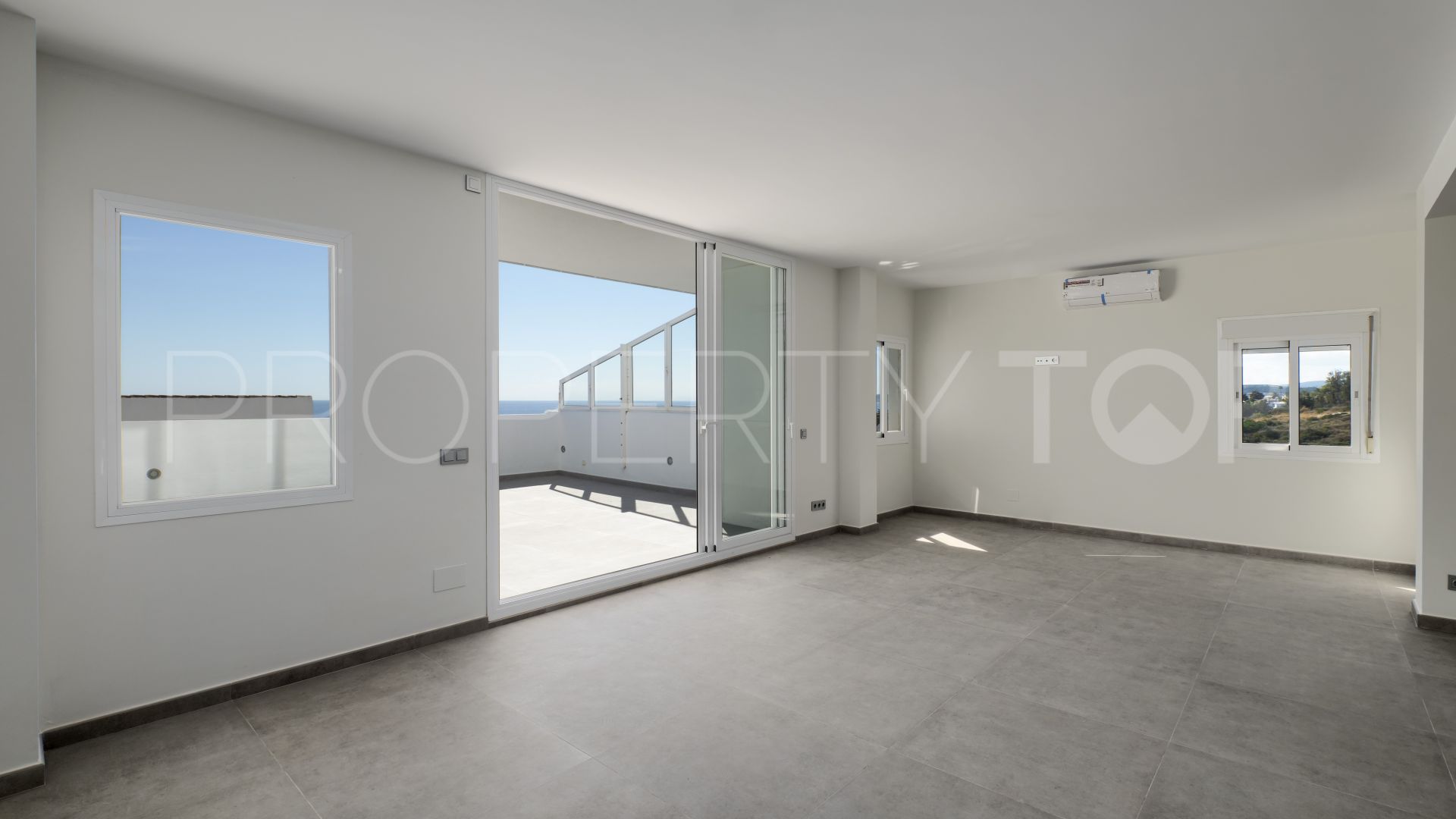 Duplex penthouse for sale in Bahía de Estepona