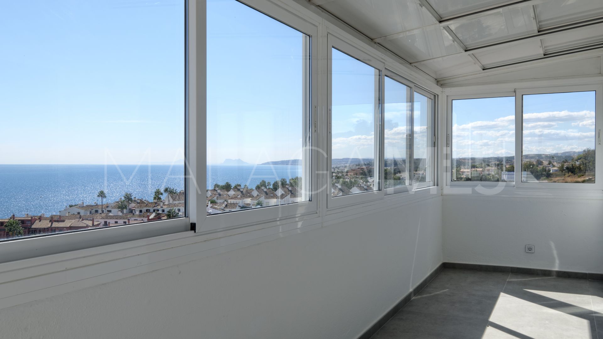 Zweistöckiges penthouse for sale in Bahía de Estepona