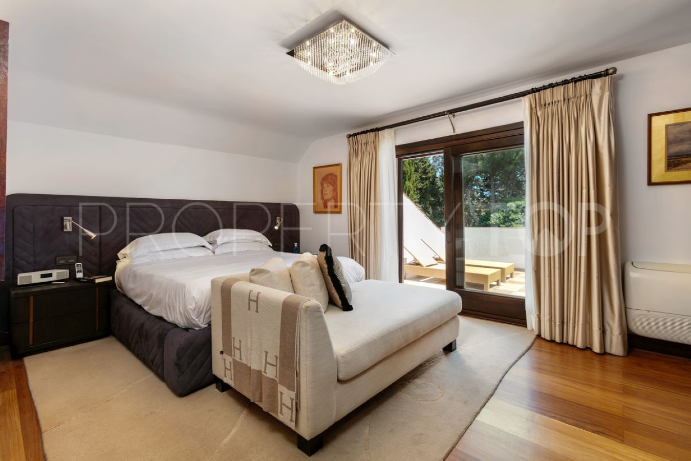 Buy Kings & Queens 6 bedrooms villa