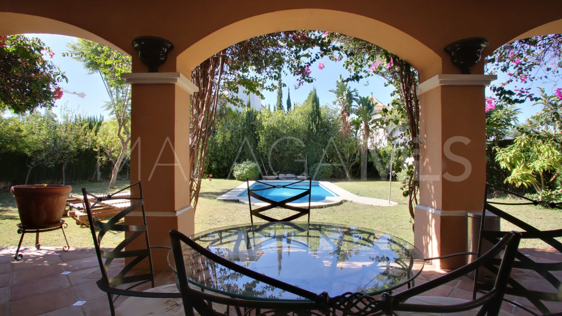 Buy villa with 4 bedrooms in Las Brisas