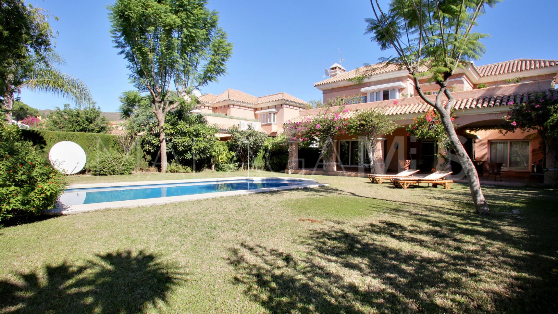 Buy villa with 4 bedrooms in Las Brisas