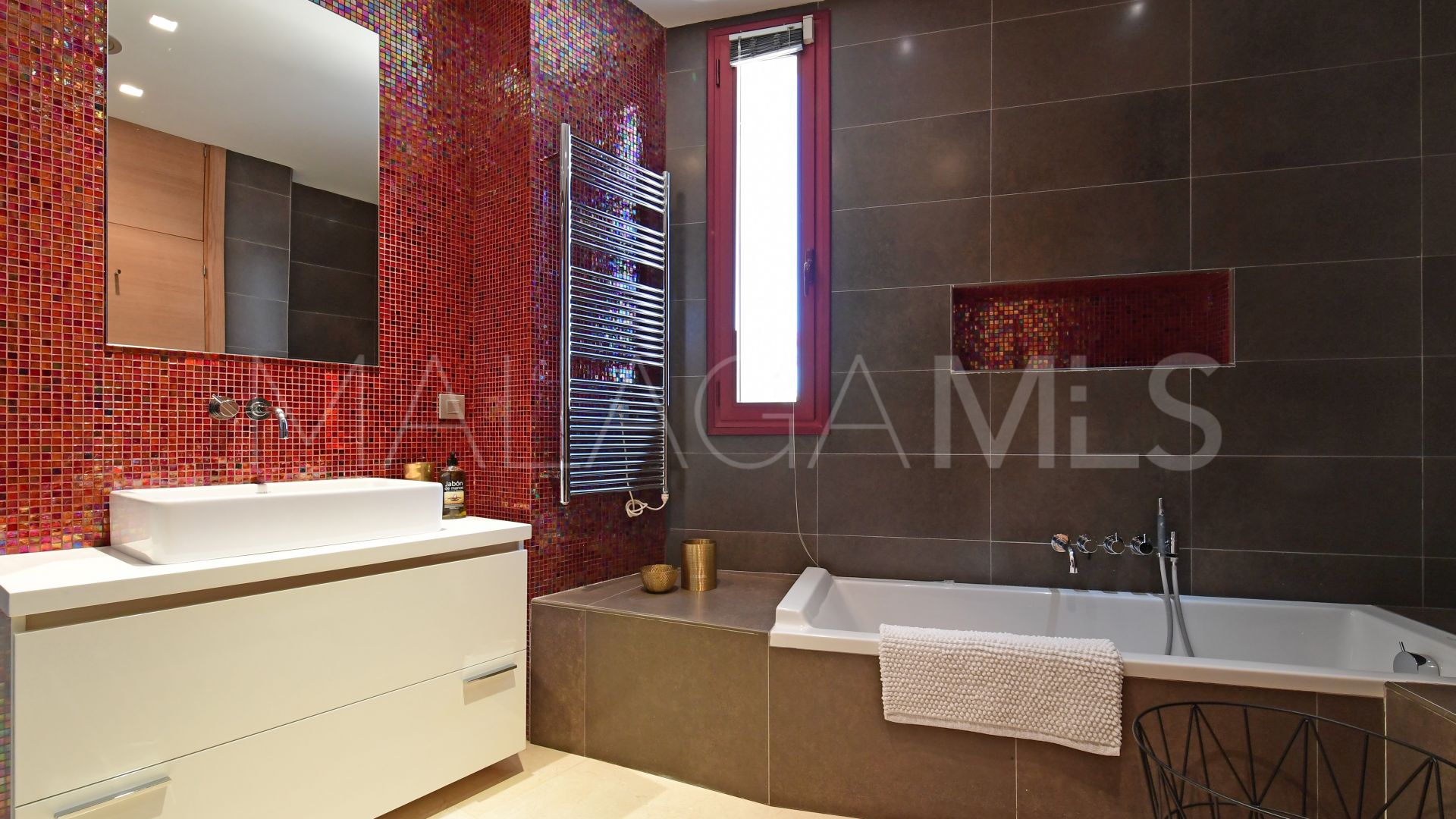 Buy villa with 7 bedrooms in Nueva Andalucia