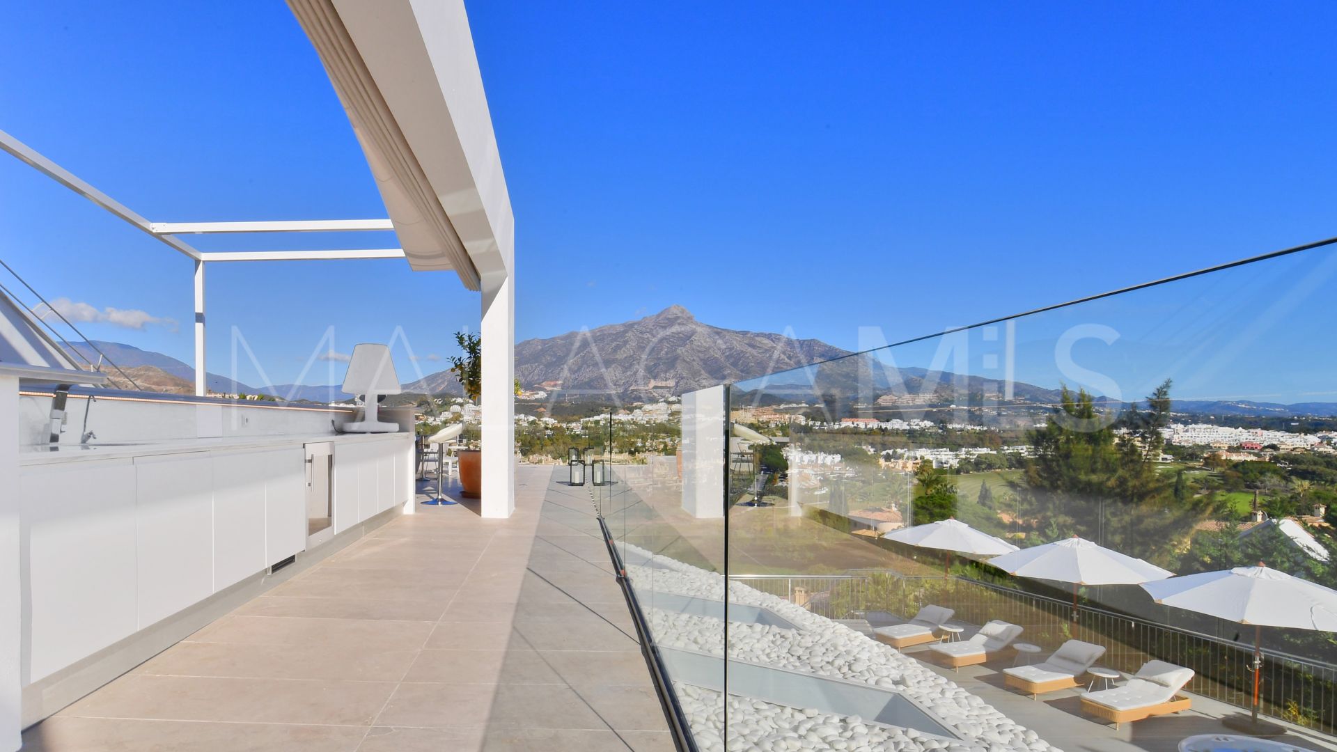 Buy villa with 7 bedrooms in Nueva Andalucia