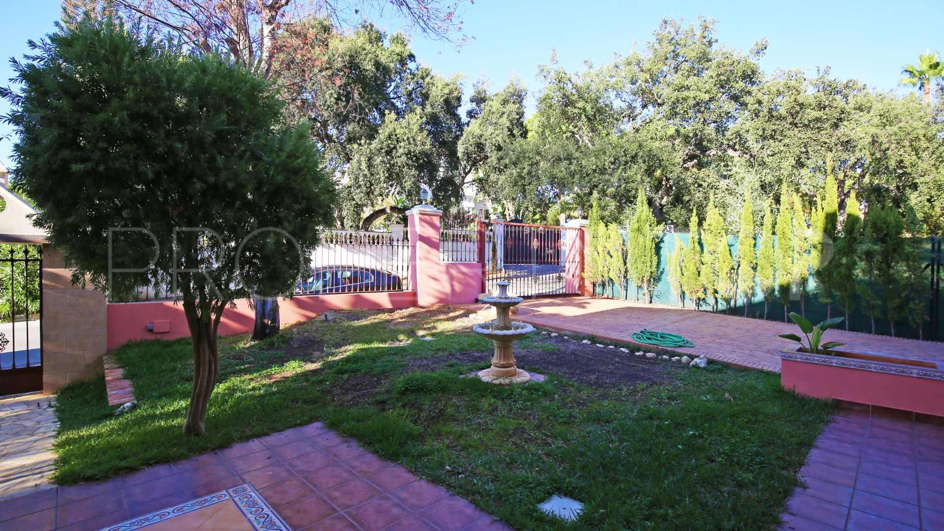 Se vende villa de 5 dormitorios en Hacienda las Chapas