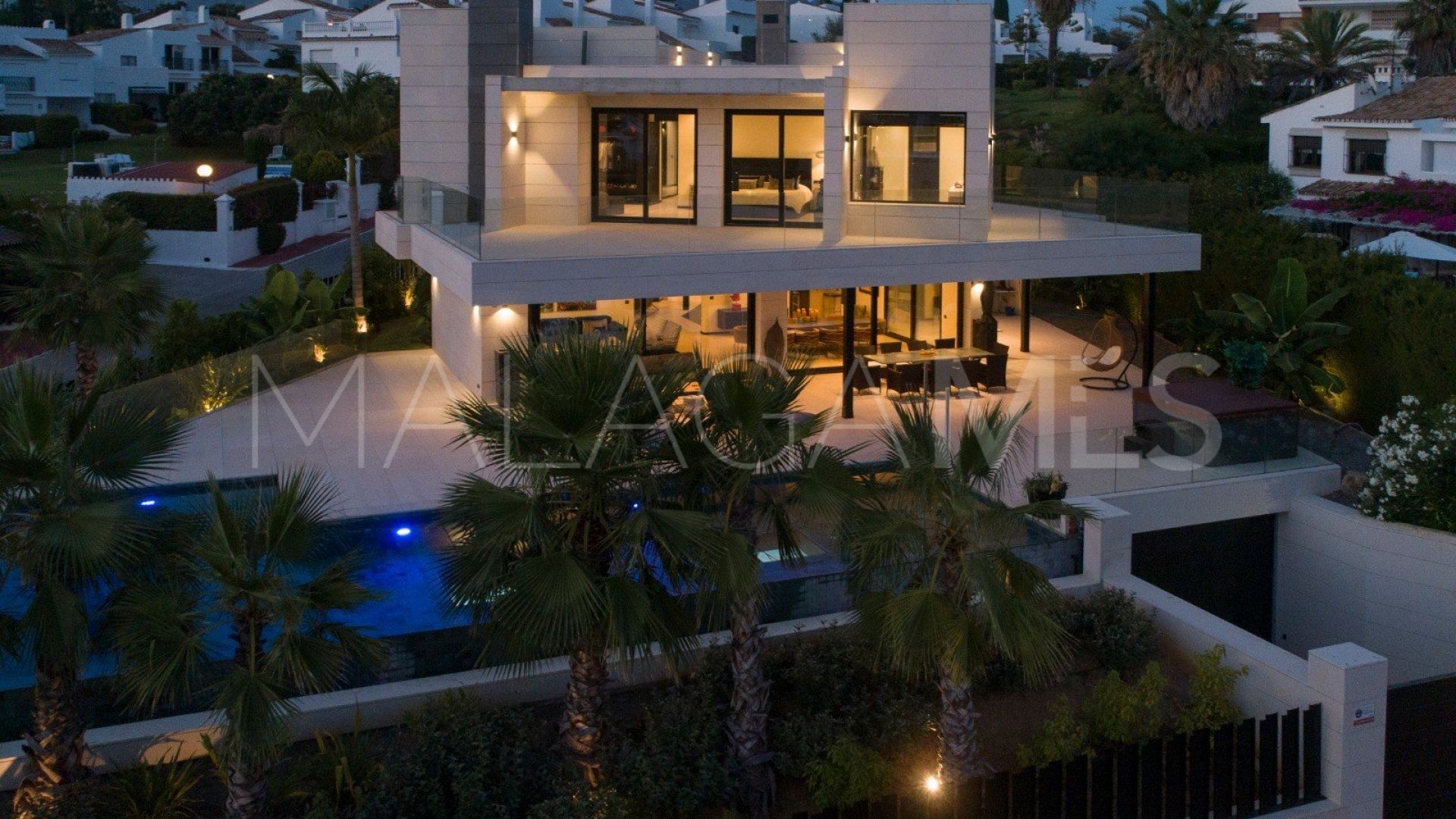 Buy villa in Parcelas del Golf with 7 bedrooms
