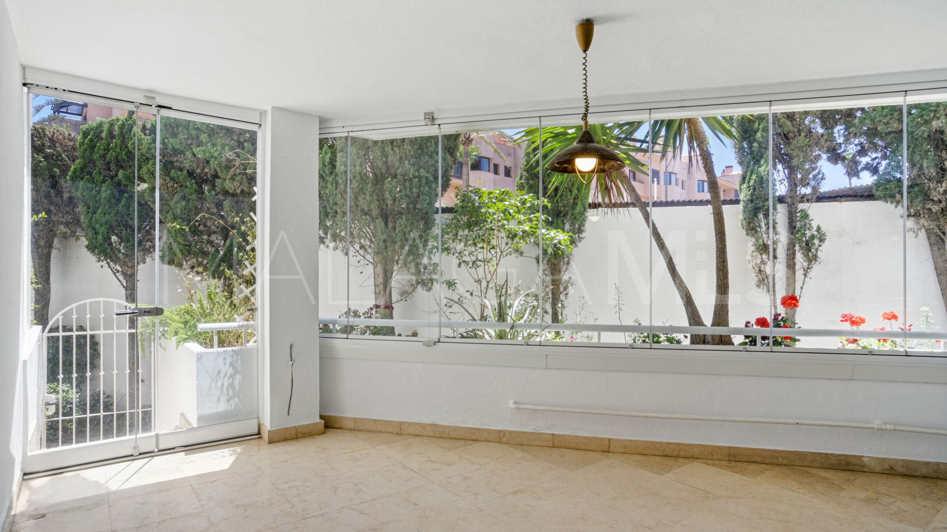 Buy apartamento planta baja in La Herradura