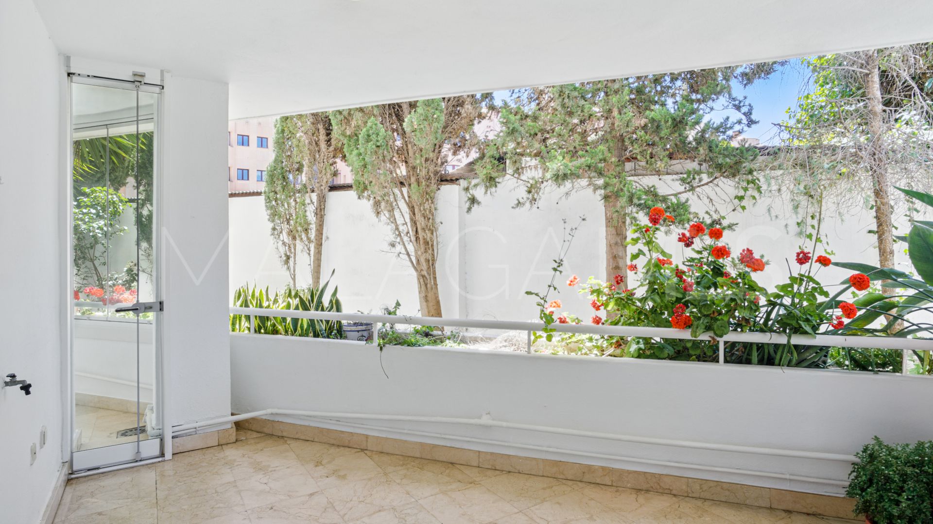 Buy apartamento planta baja in La Herradura