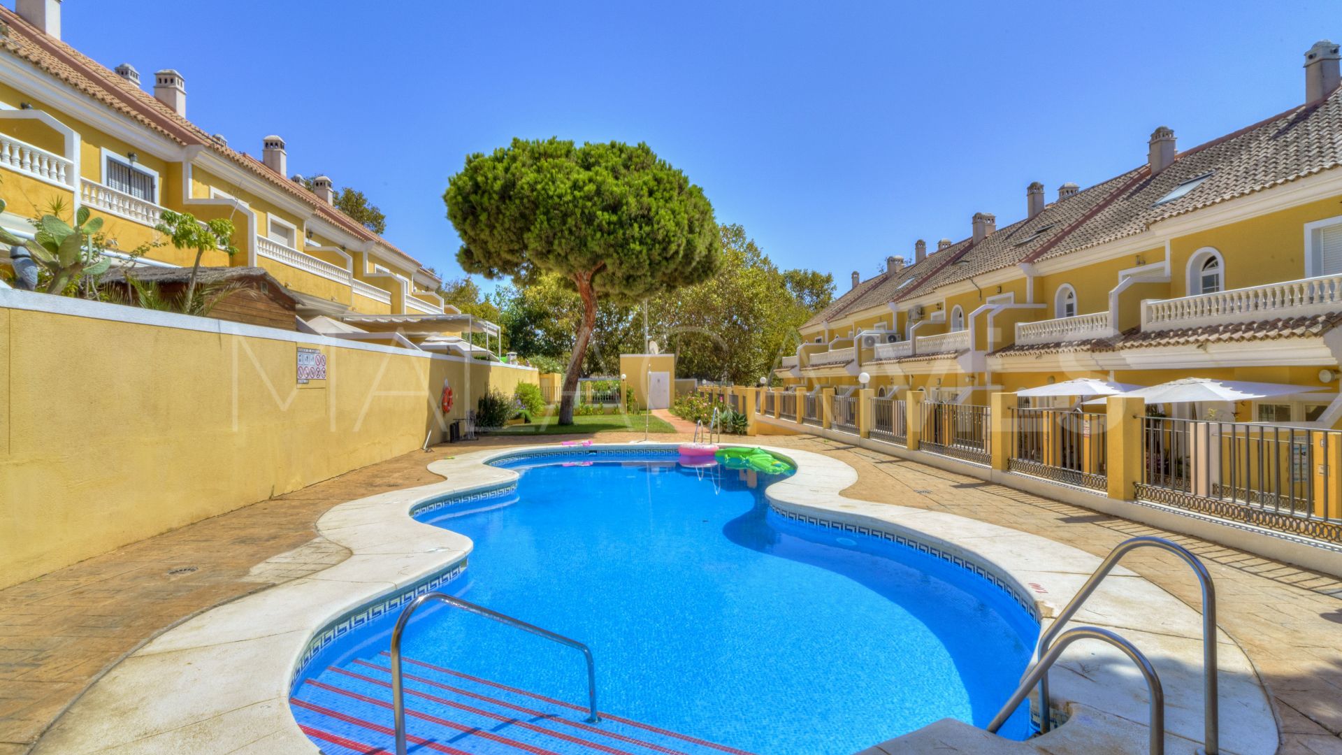 Radhus for sale in Sitio de Calahonda
