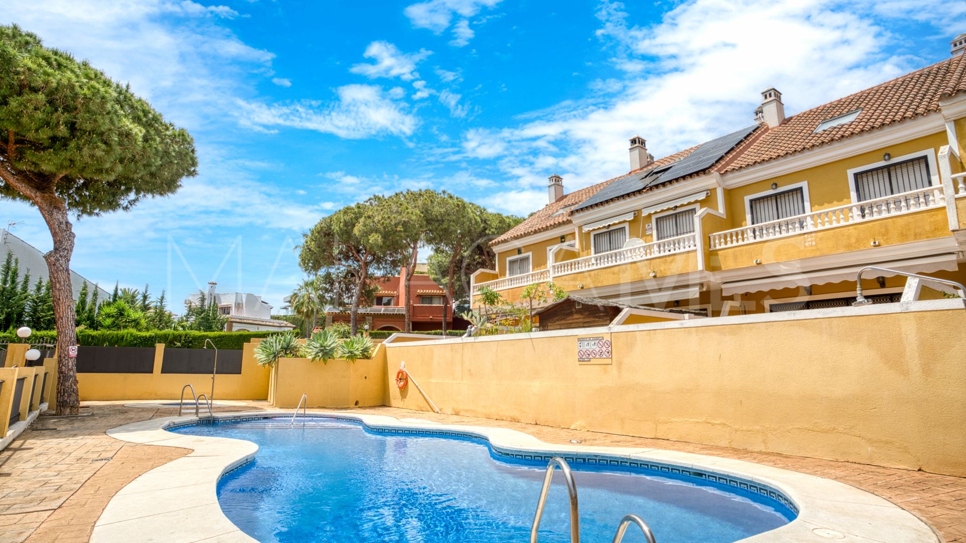 Radhus for sale in Sitio de Calahonda