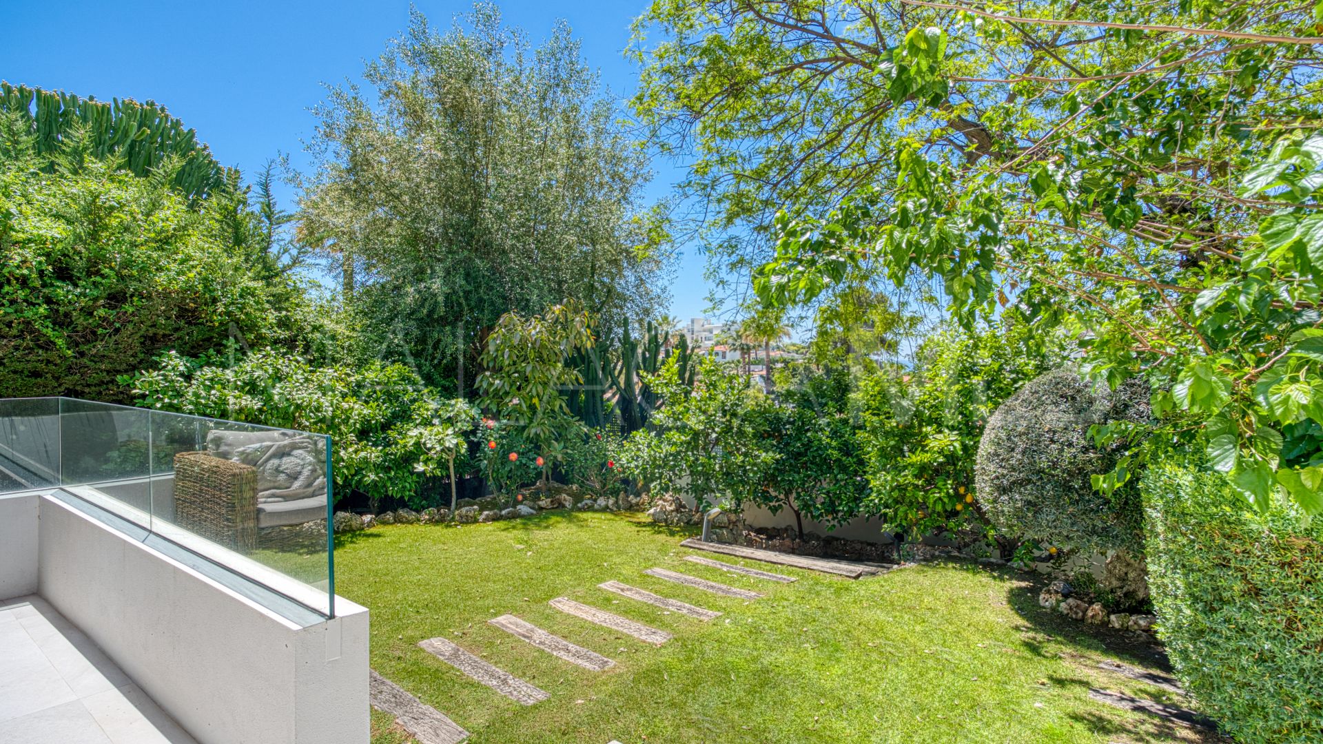 Villa for sale in Nueva Andalucia