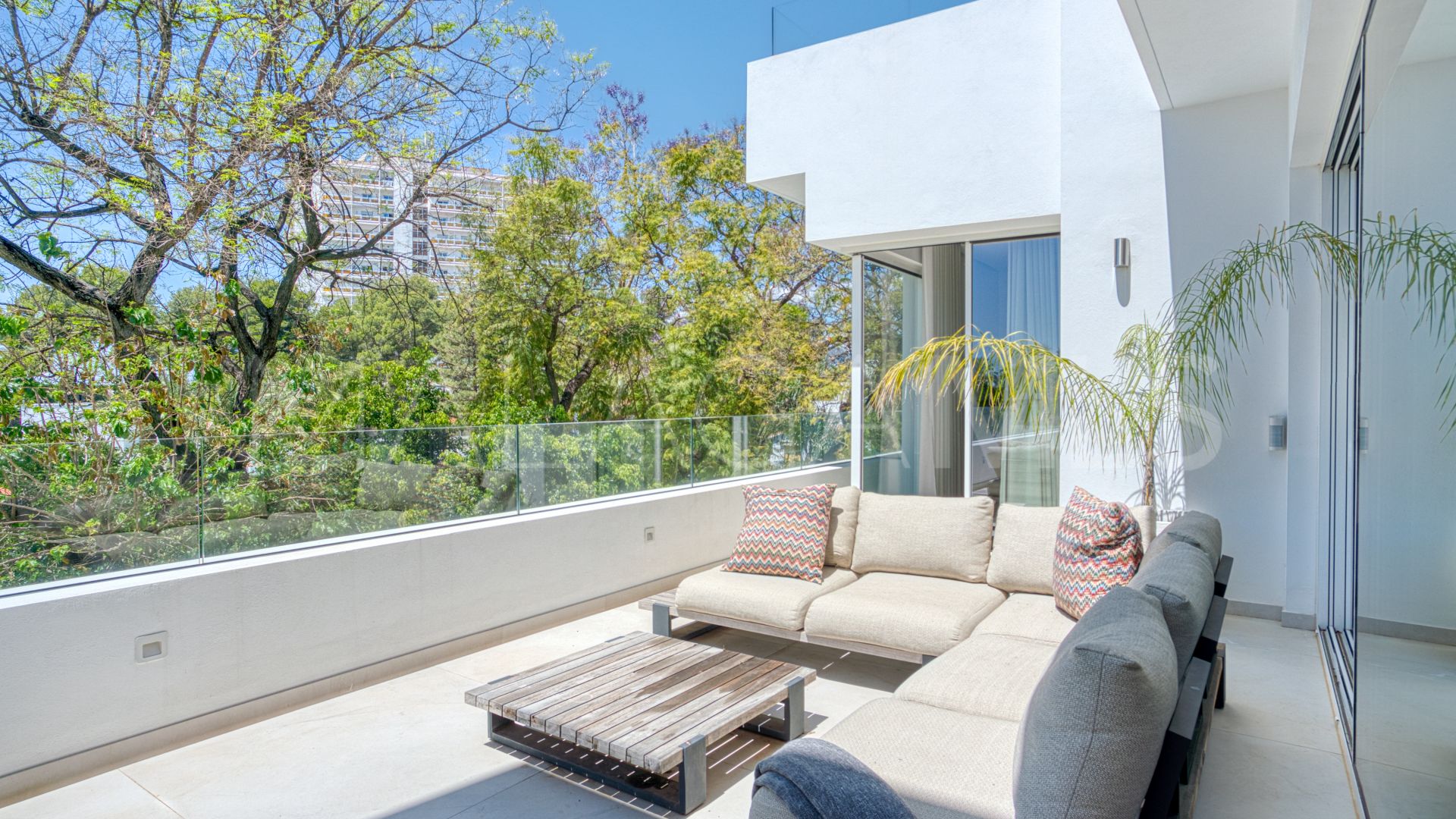 Villa for sale in Nueva Andalucia