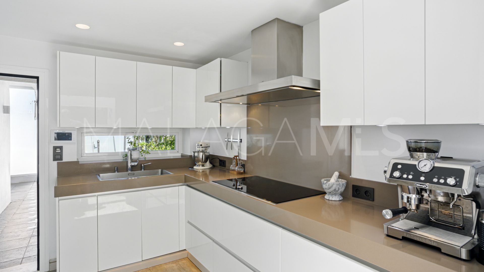 Villa for sale in Nueva Andalucia