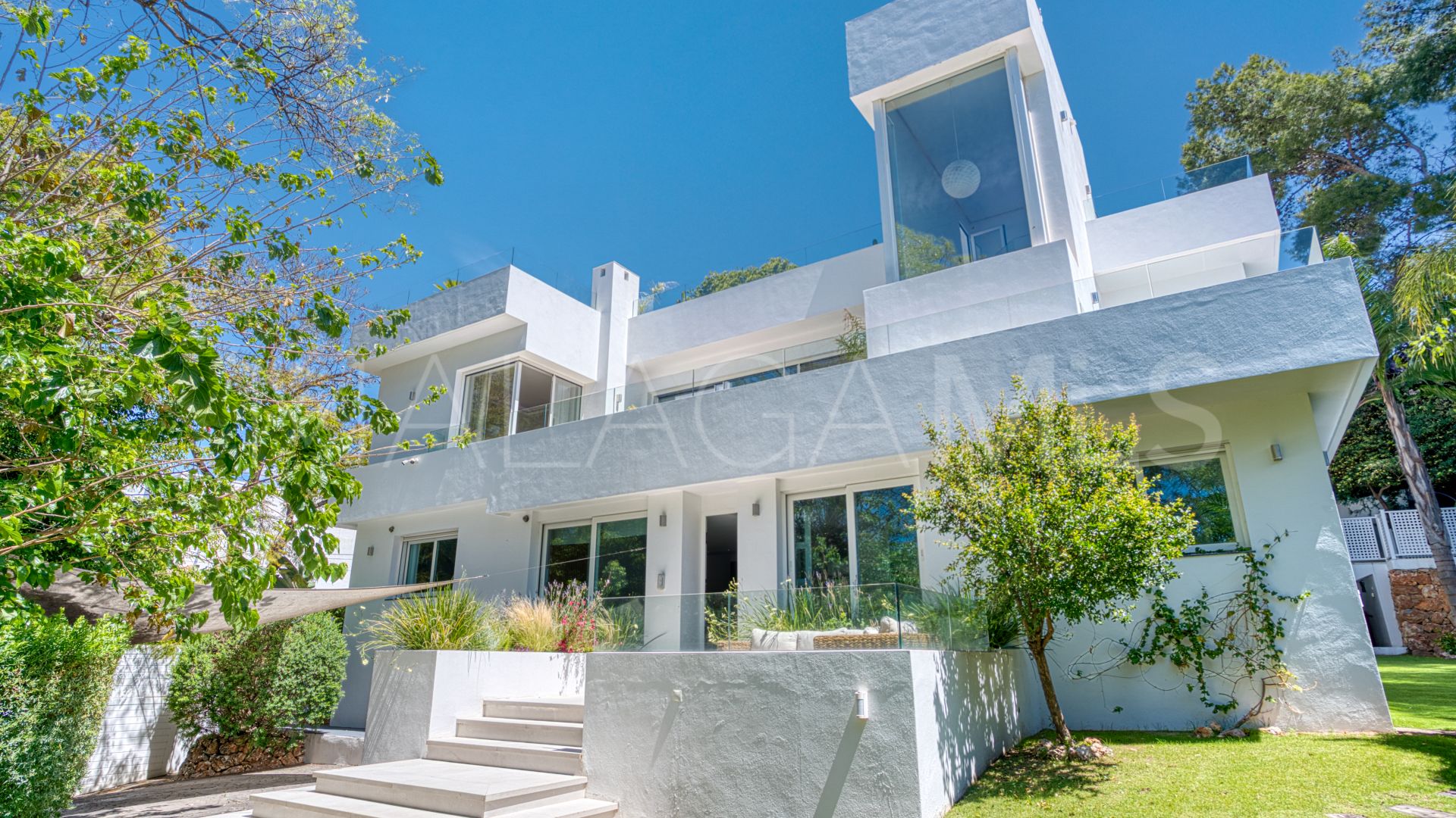 Villa for sale in Nueva Andalucia