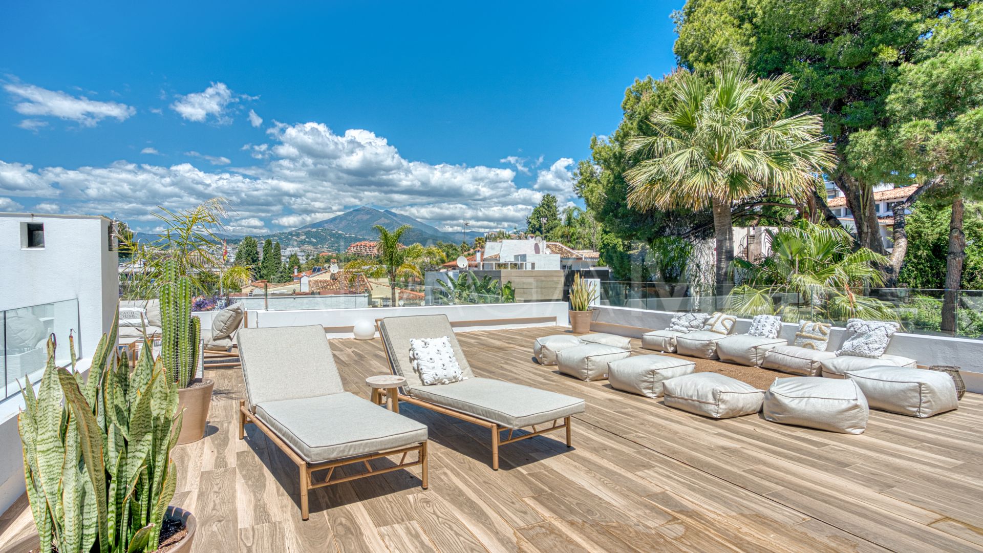 Villa for sale in Nueva Andalucia