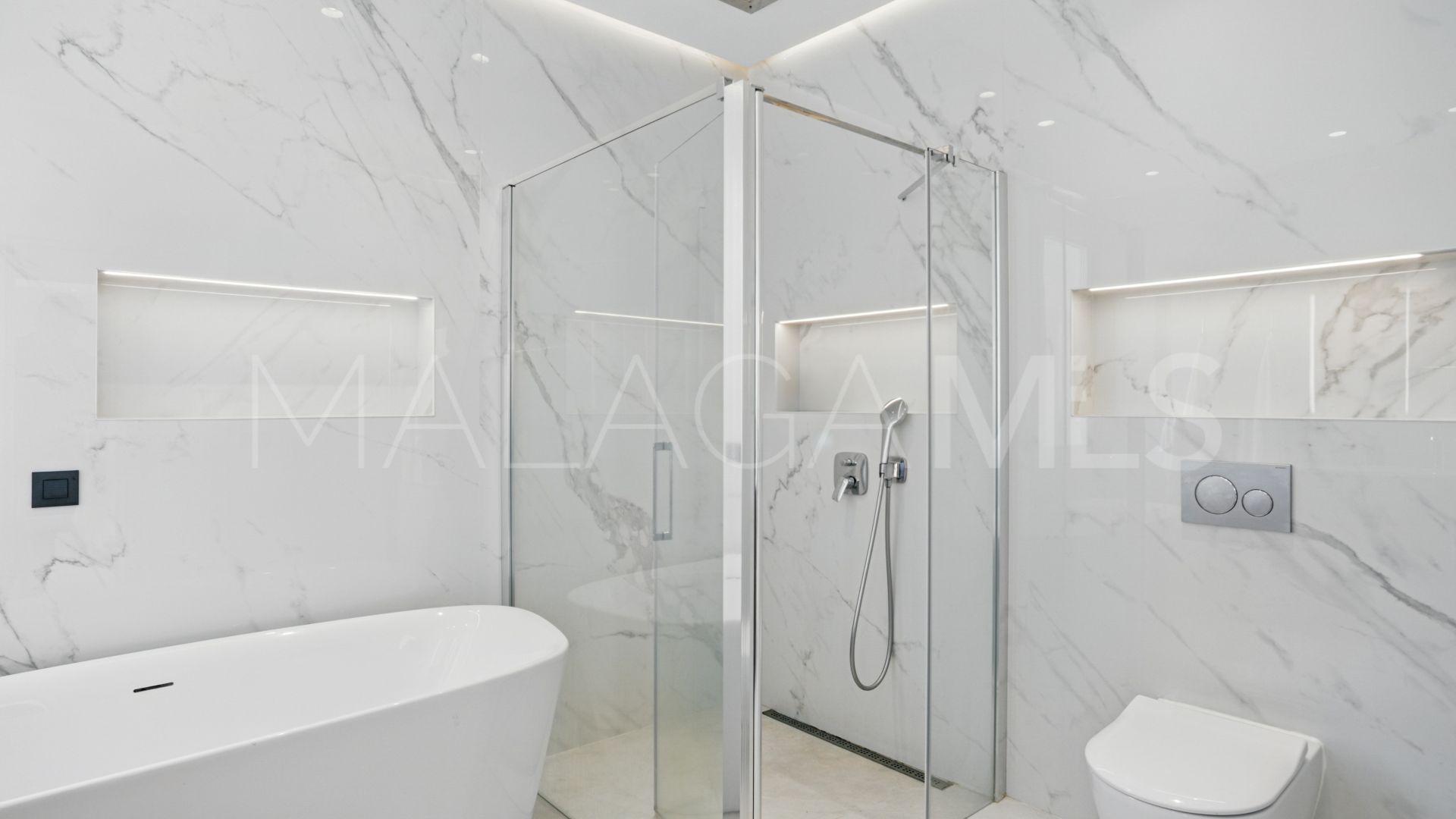Villa for sale in Nueva Andalucia