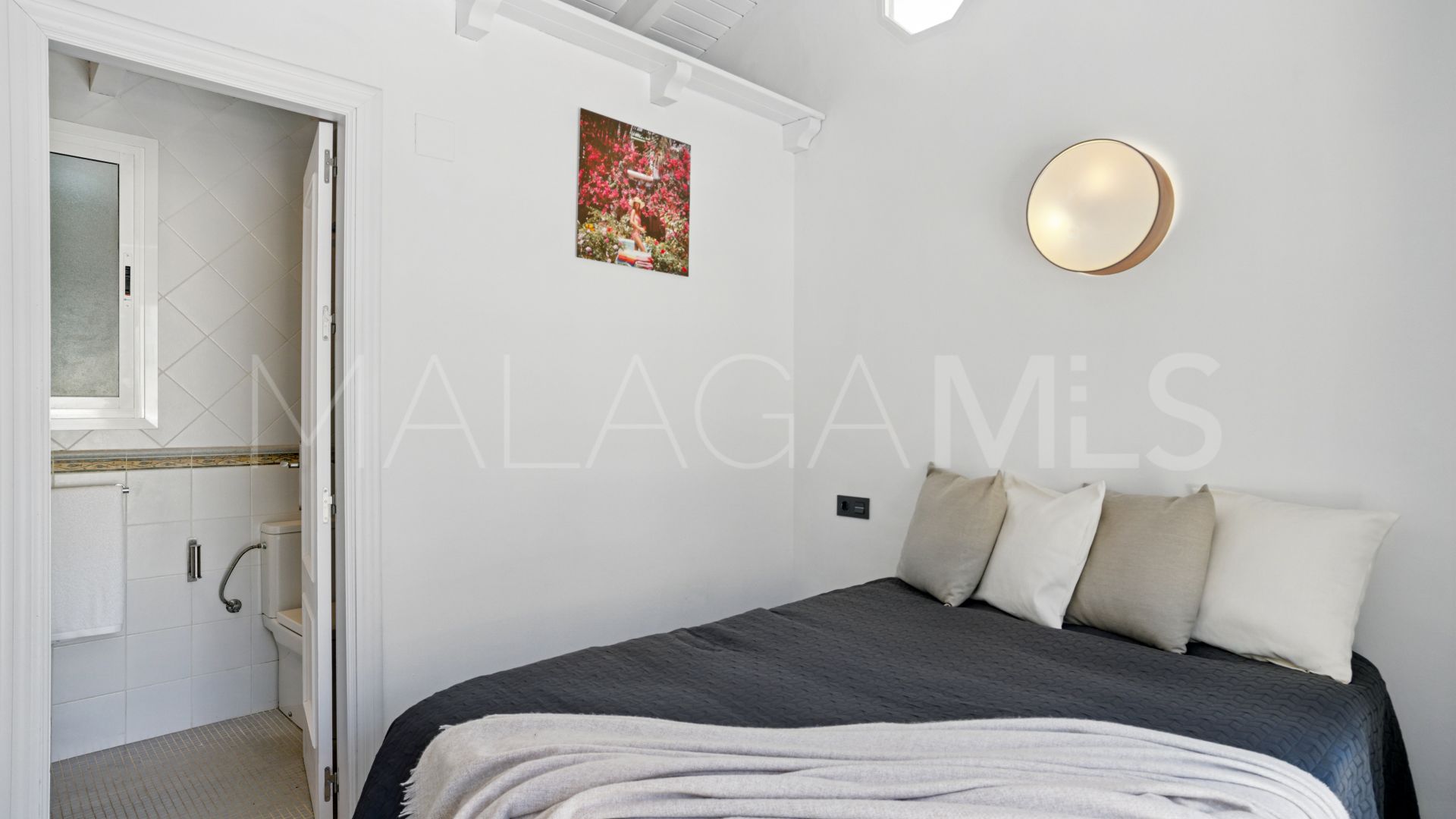 Villa for sale in Nueva Andalucia