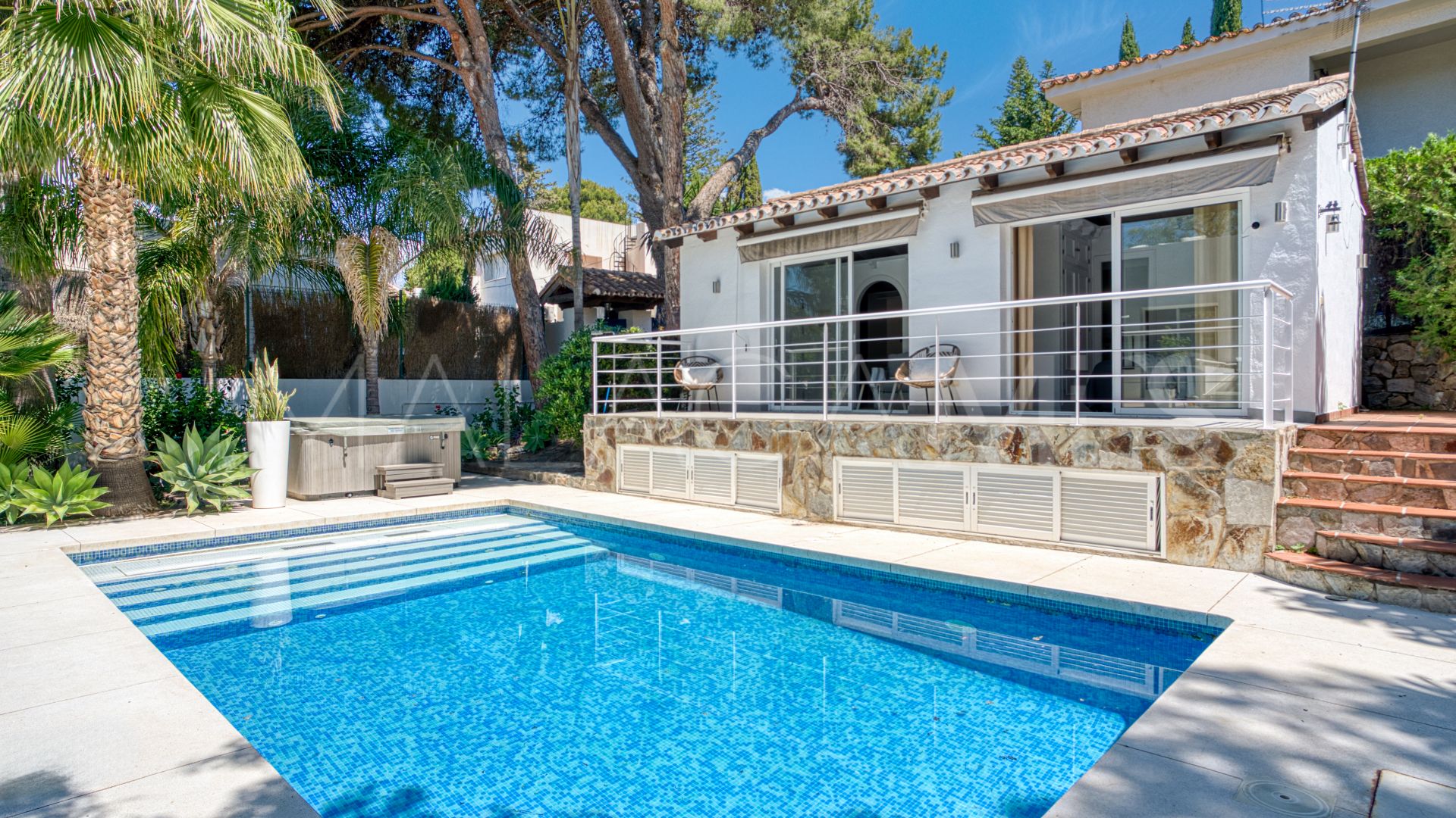 Villa for sale in Nueva Andalucia