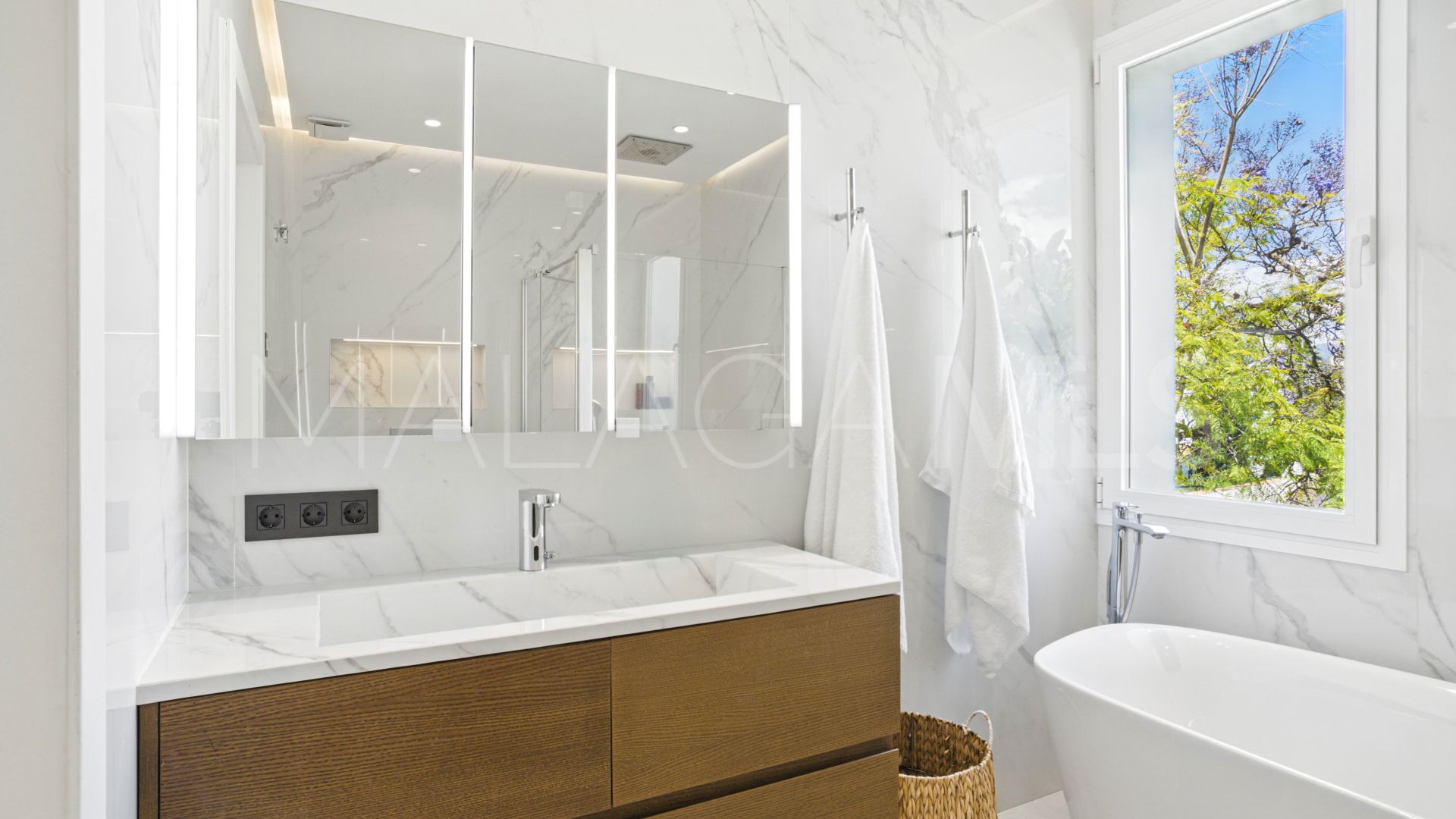 Villa for sale in Nueva Andalucia