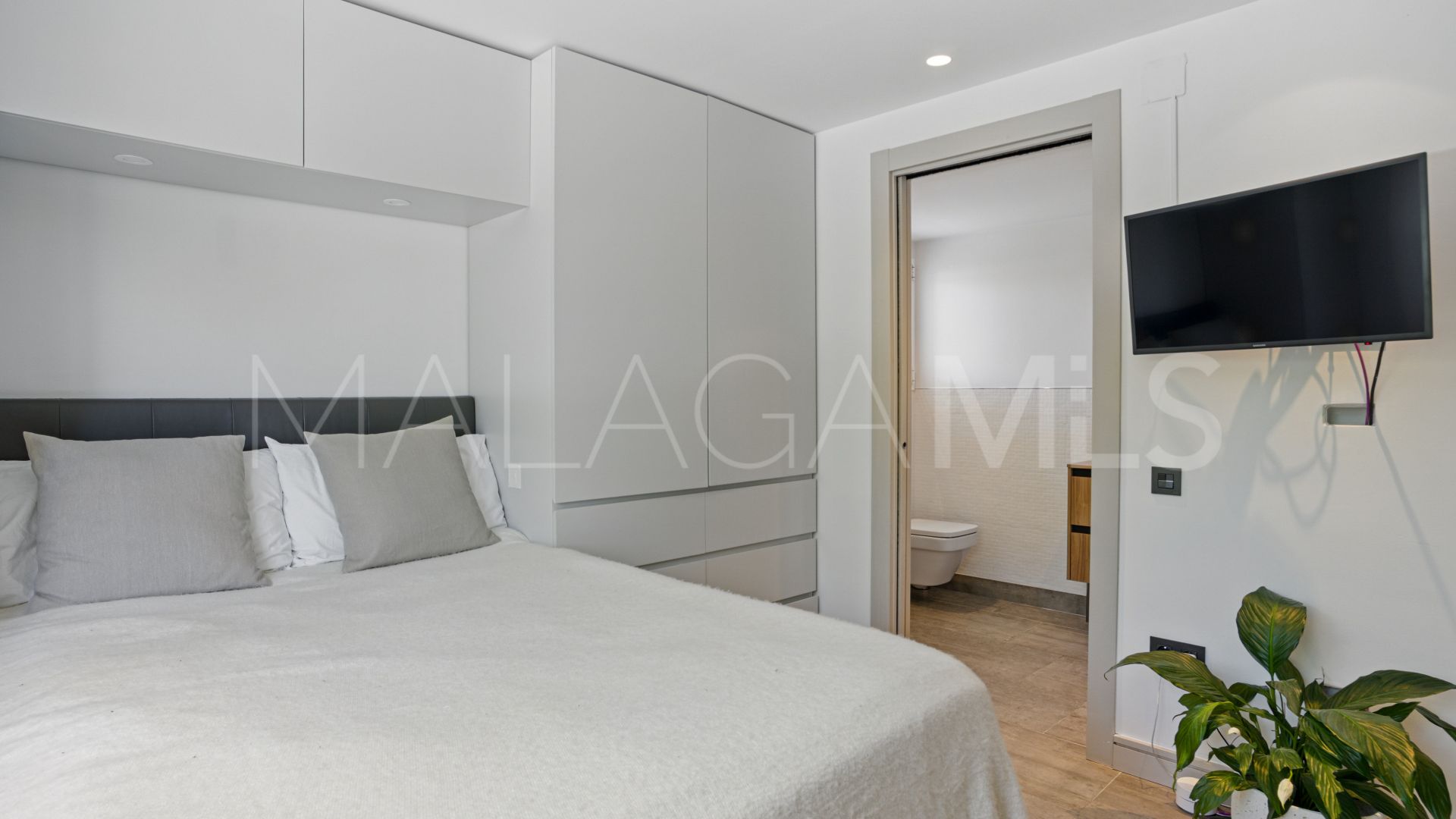 Villa for sale in Nueva Andalucia