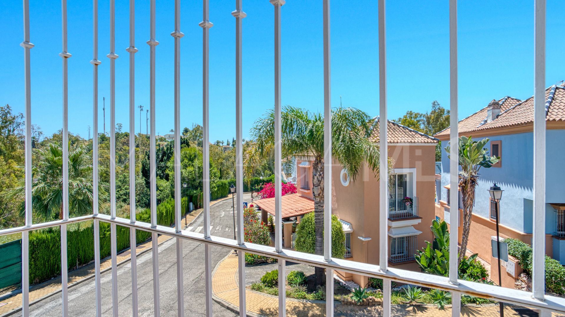 Town house for sale in Aloha Lake Village