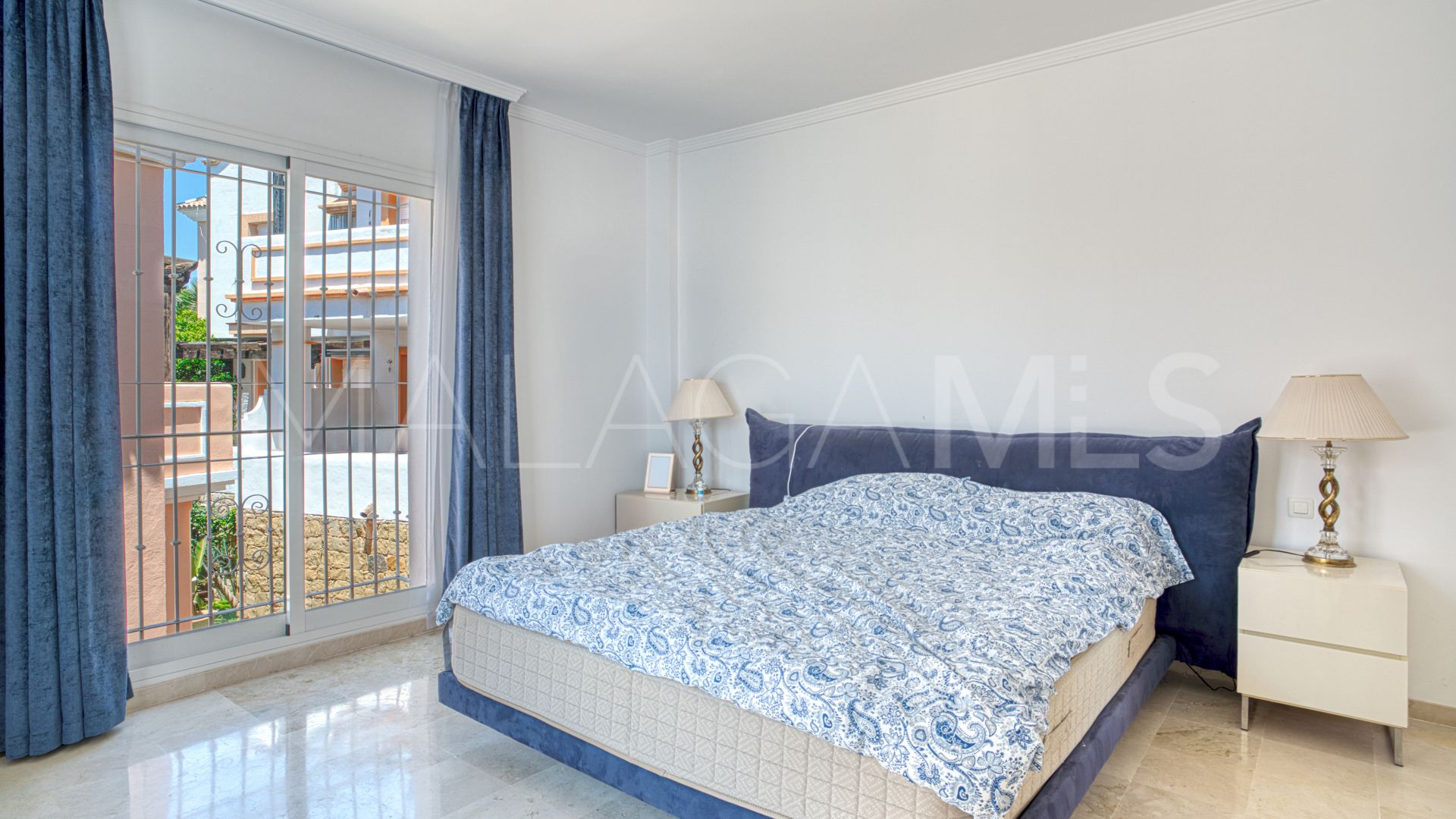 Town house for sale in Aloha Lake Village