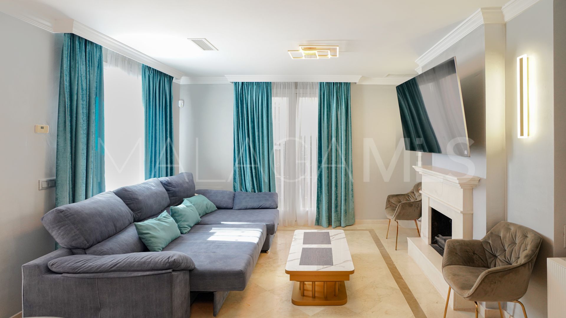 Town house for sale in Aloha Lake Village