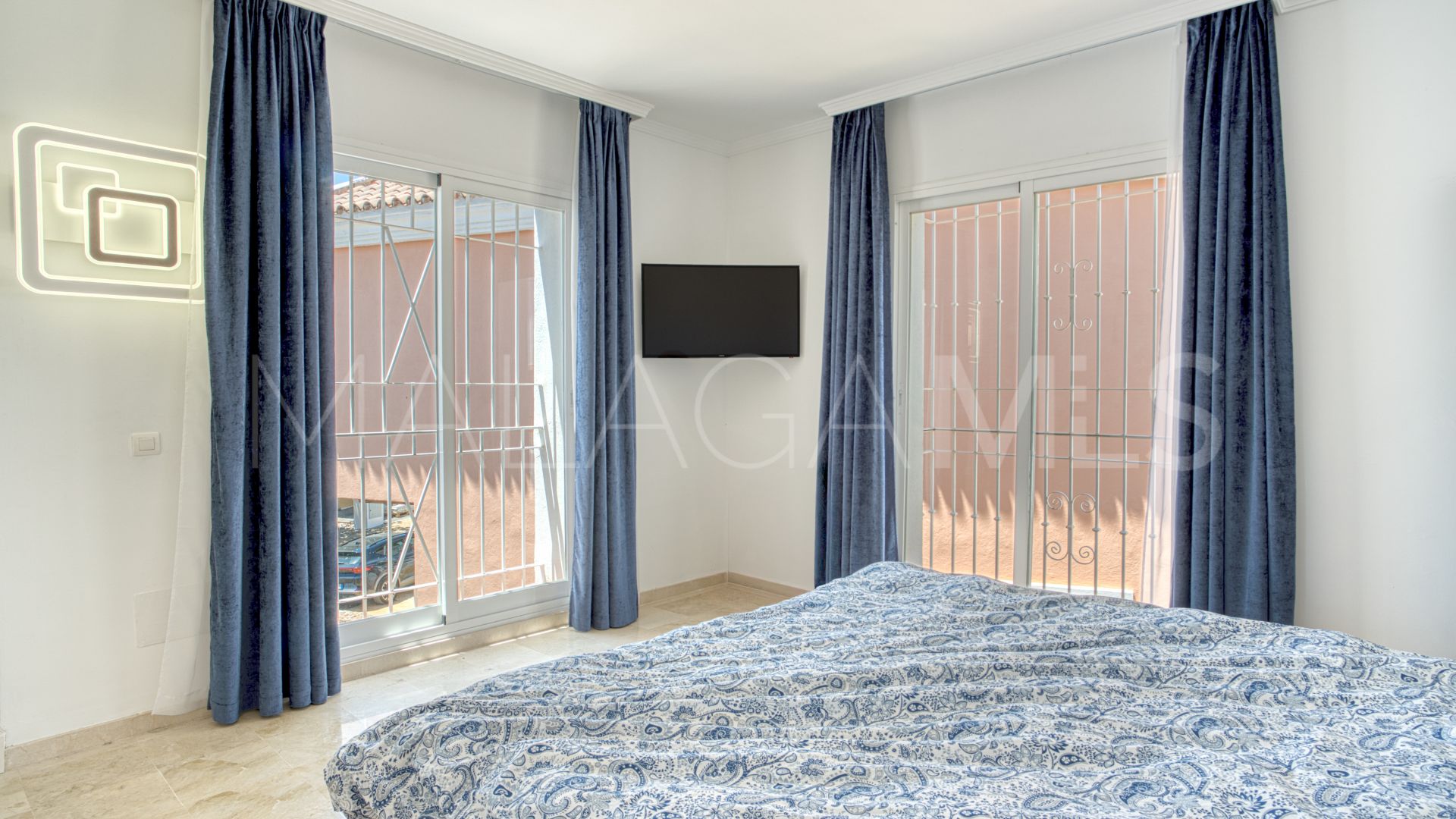 Town house for sale in Aloha Lake Village