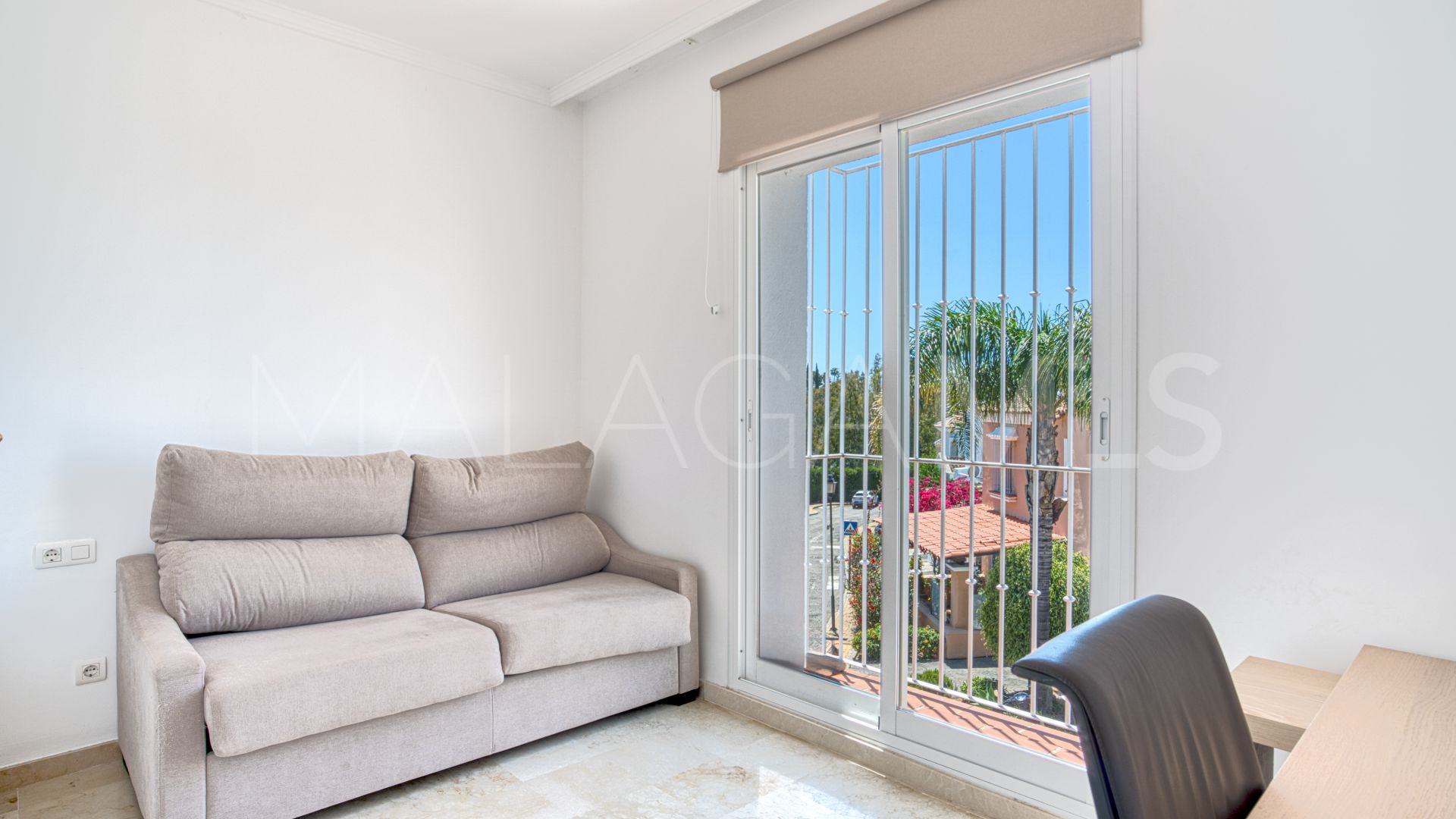 Town house for sale in Aloha Lake Village