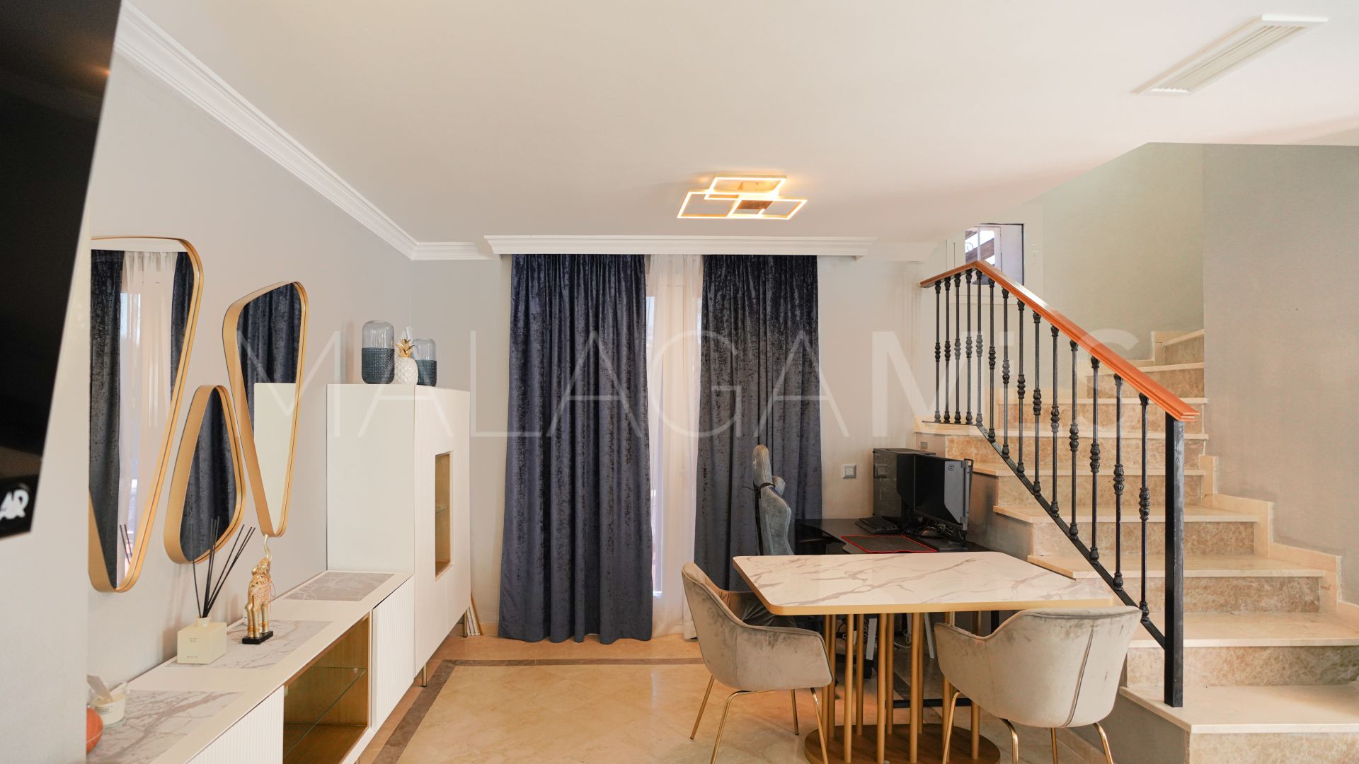 Town house for sale in Aloha Lake Village