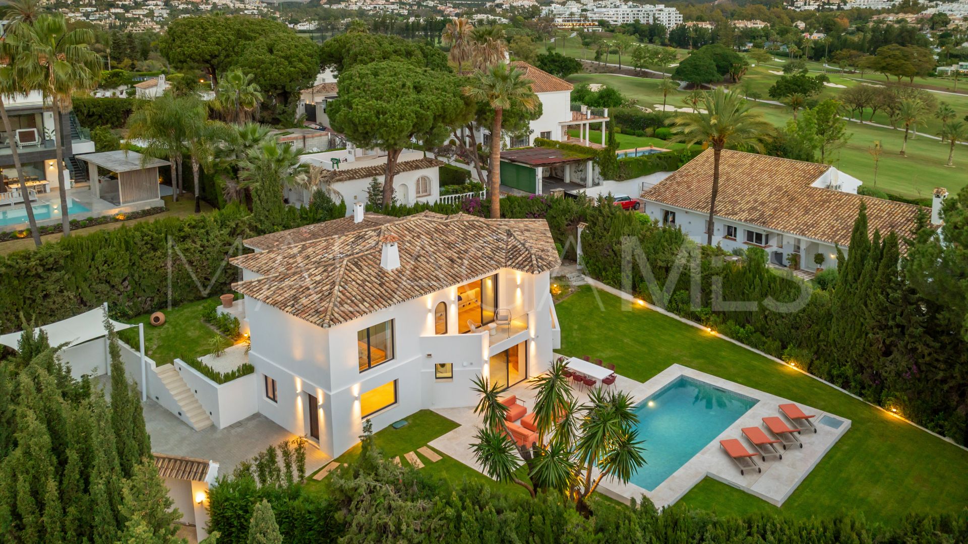Villa for sale in Nueva Andalucia
