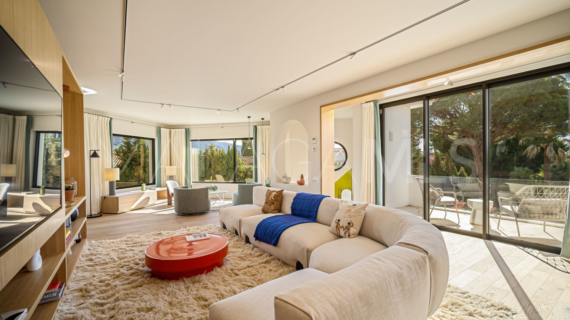Villa for sale in Nueva Andalucia