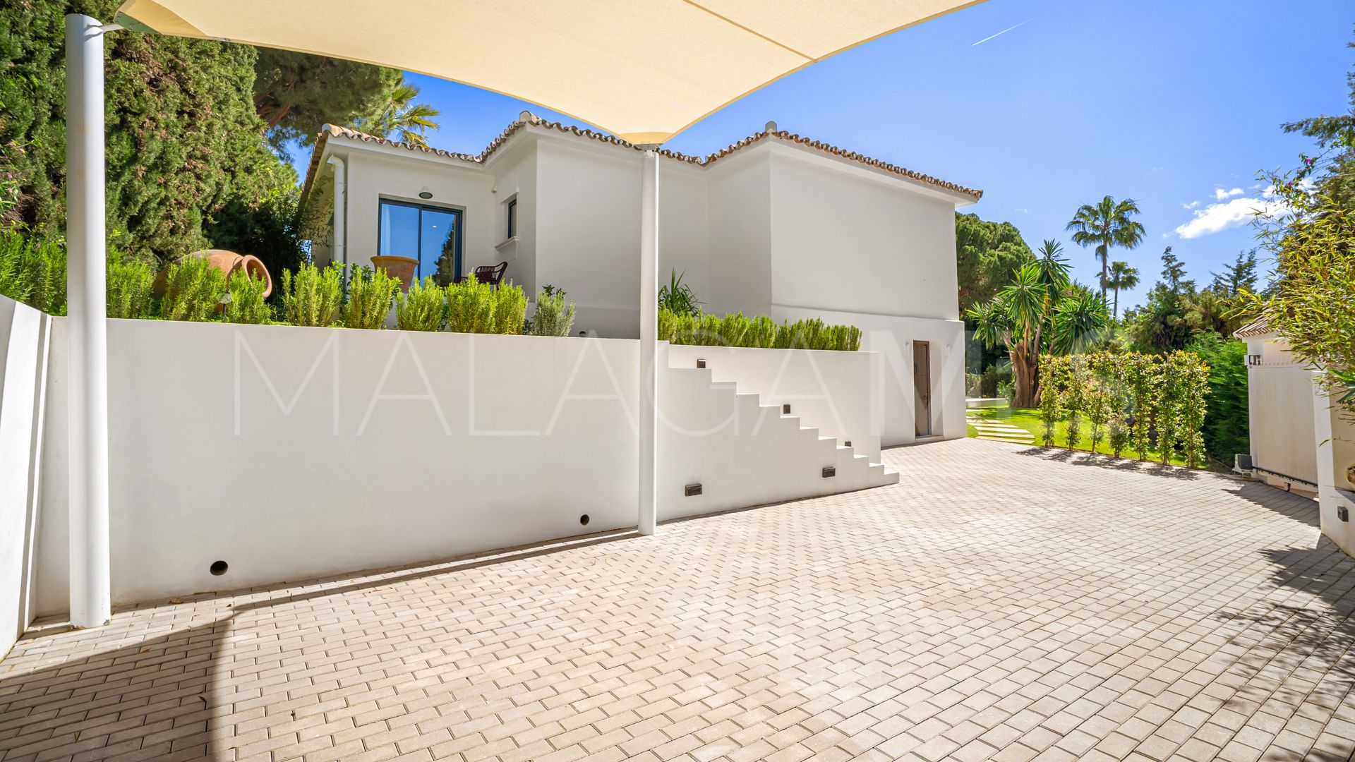 Villa for sale in Nueva Andalucia