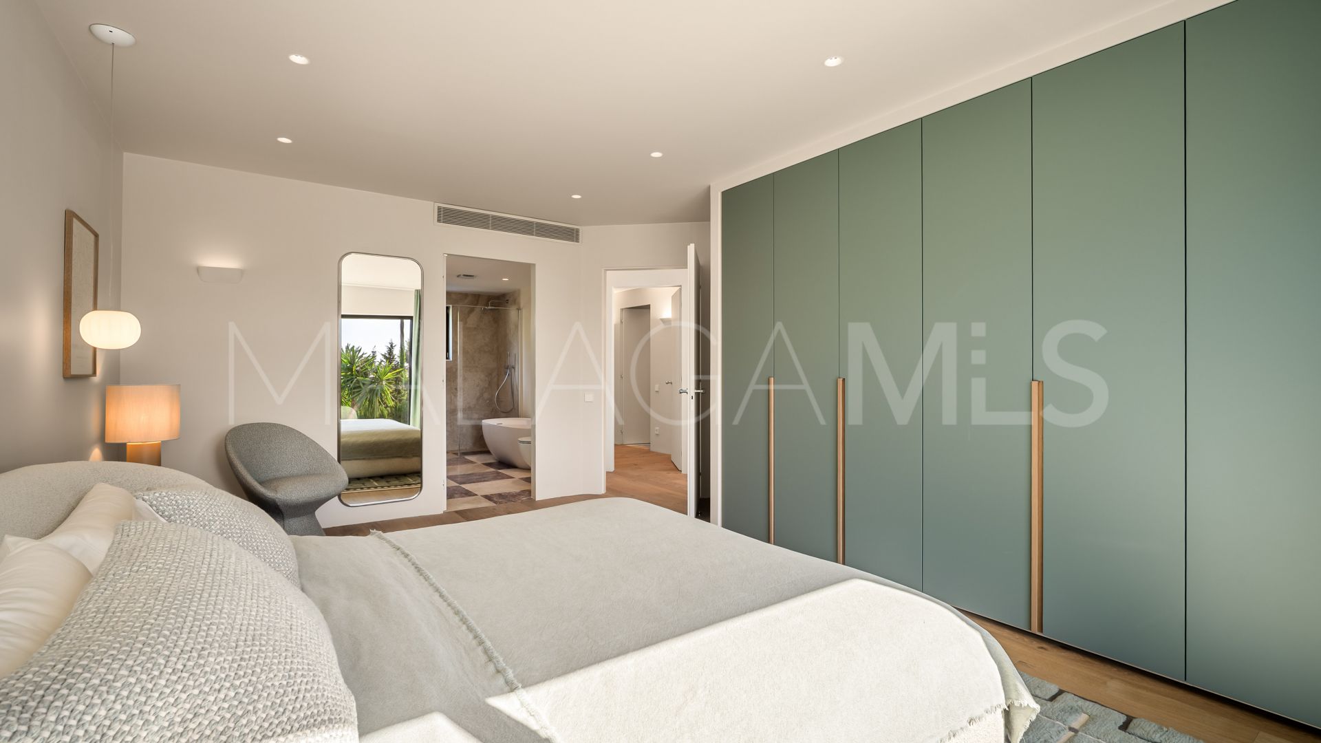 Villa for sale in Nueva Andalucia