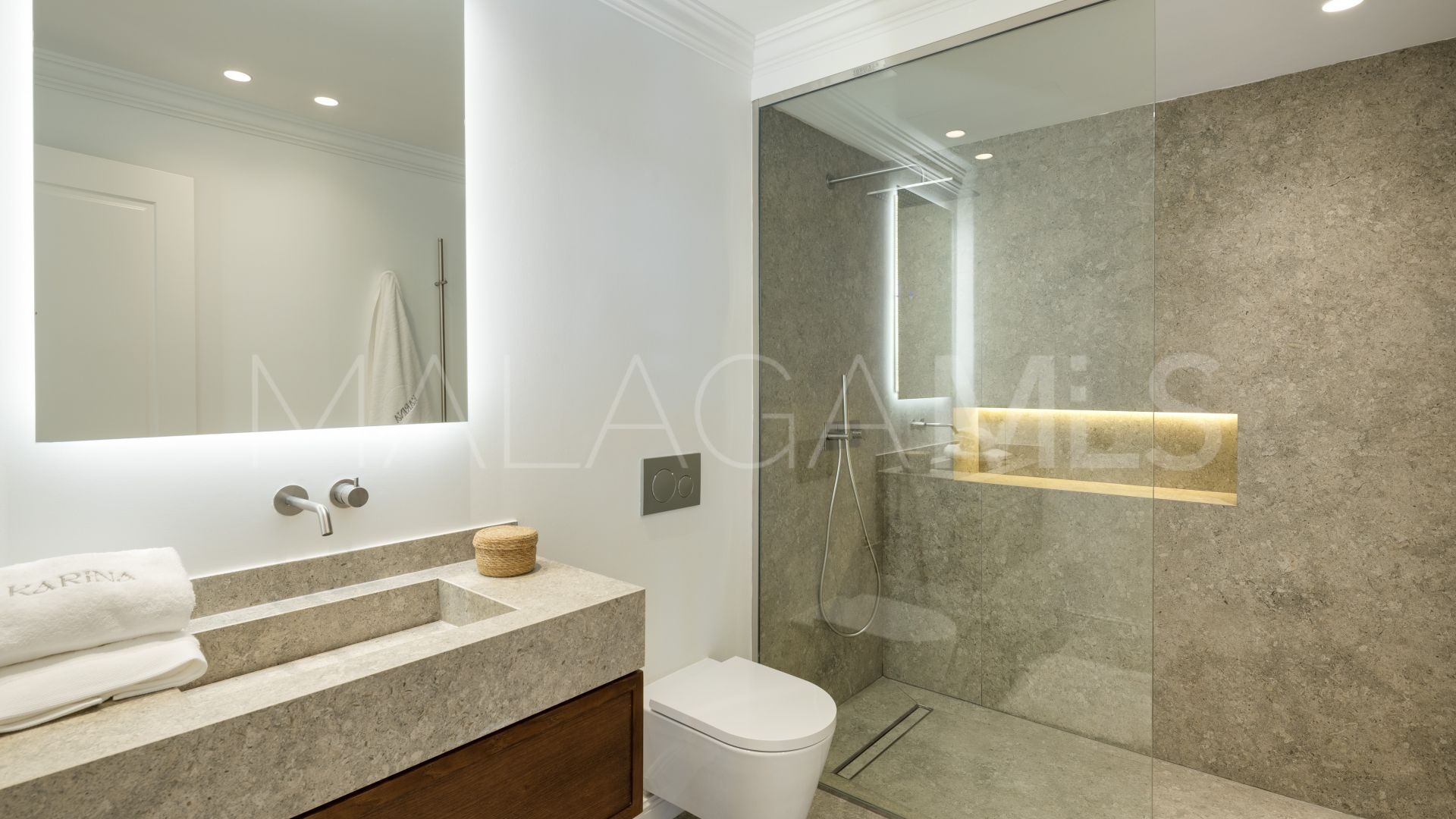 Villa for sale in Nueva Andalucia