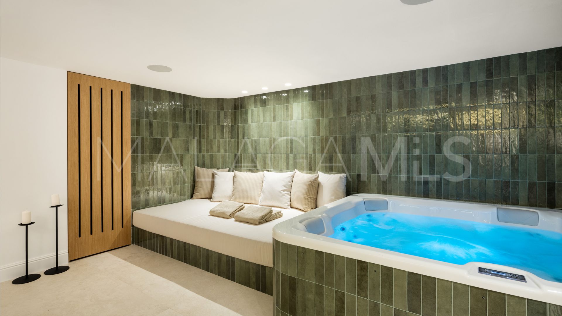 Villa for sale in Nueva Andalucia