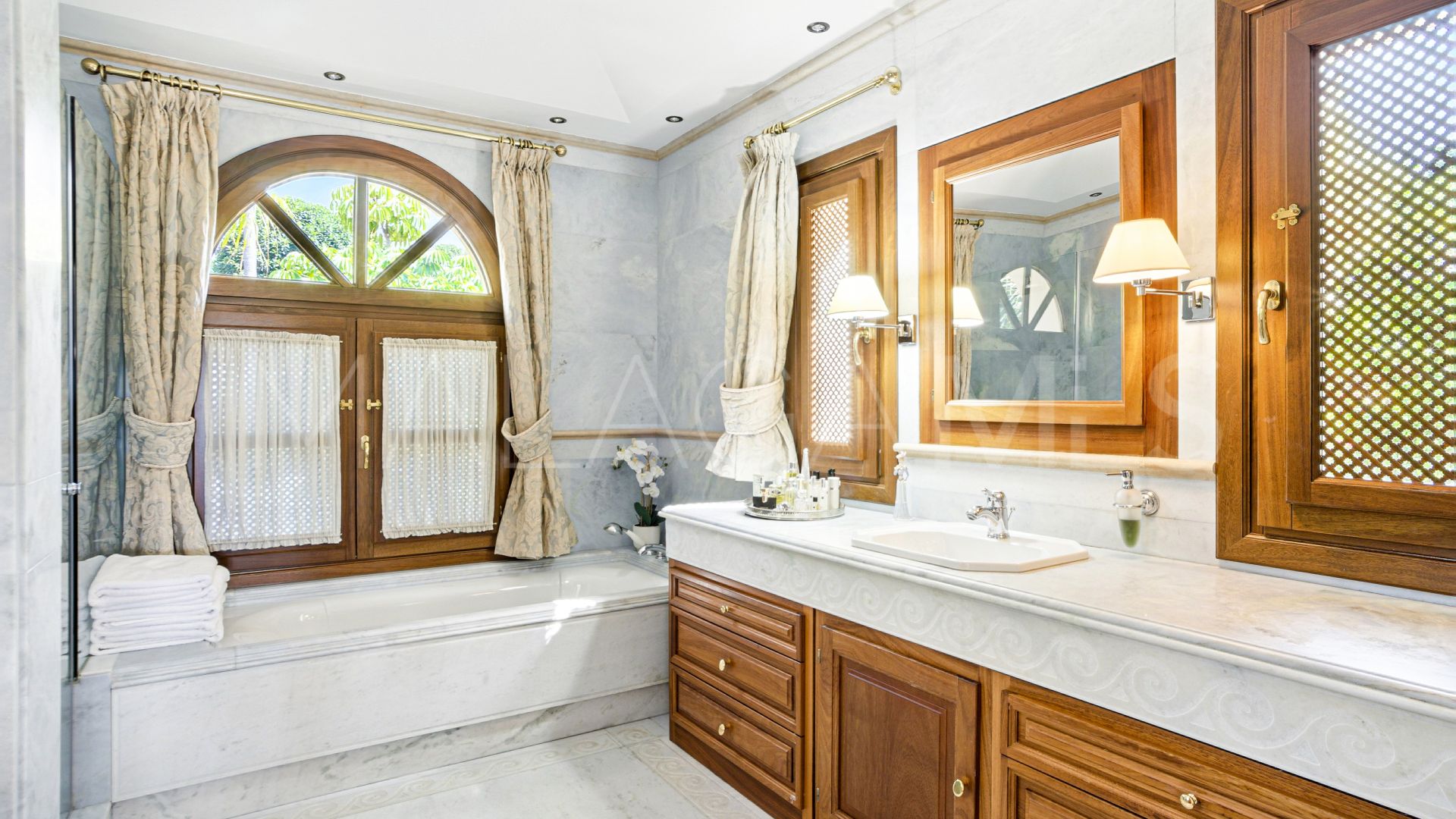 Villa for sale in Las Lomas del Marbella Club