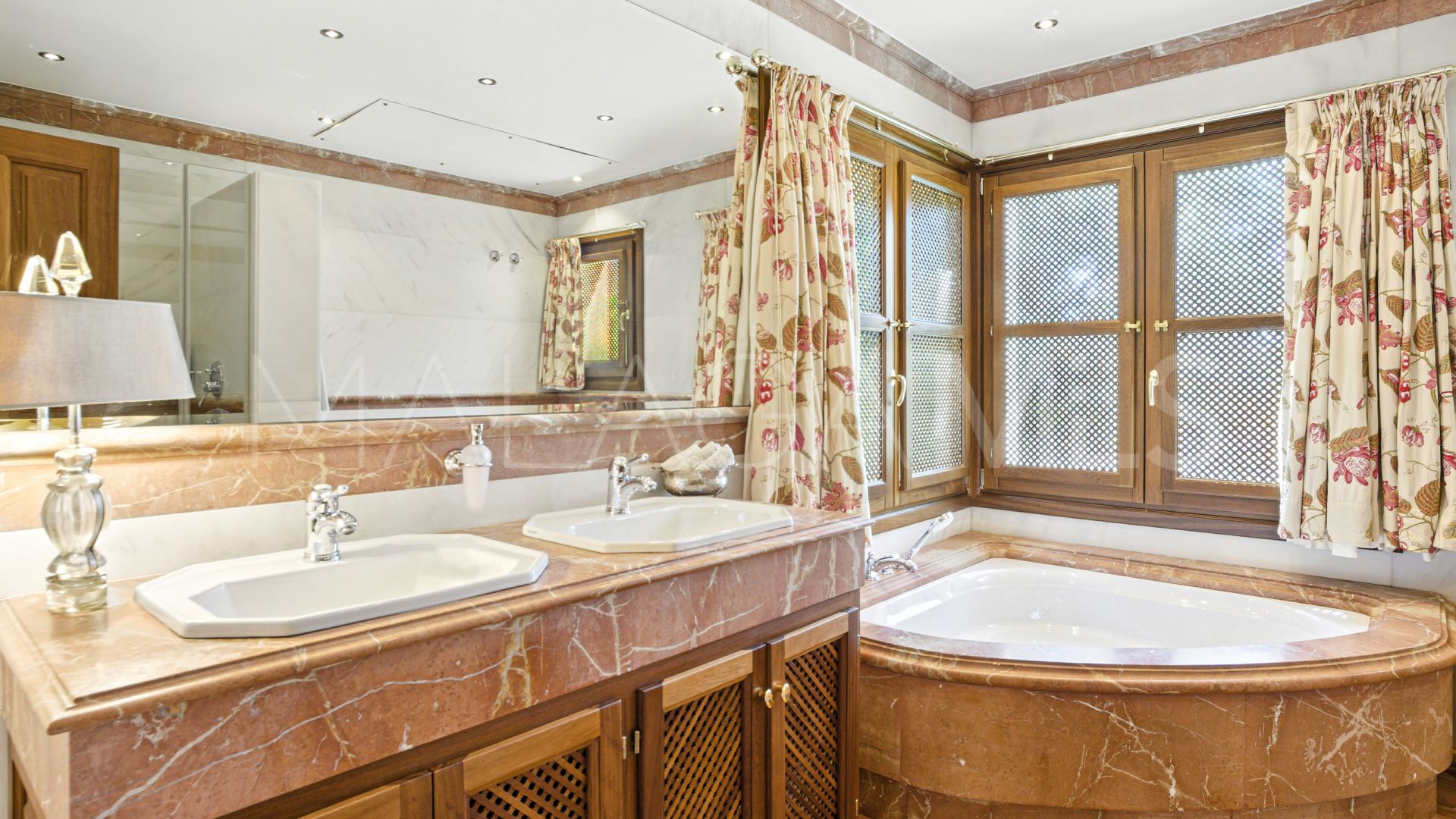 Villa for sale in Las Lomas del Marbella Club