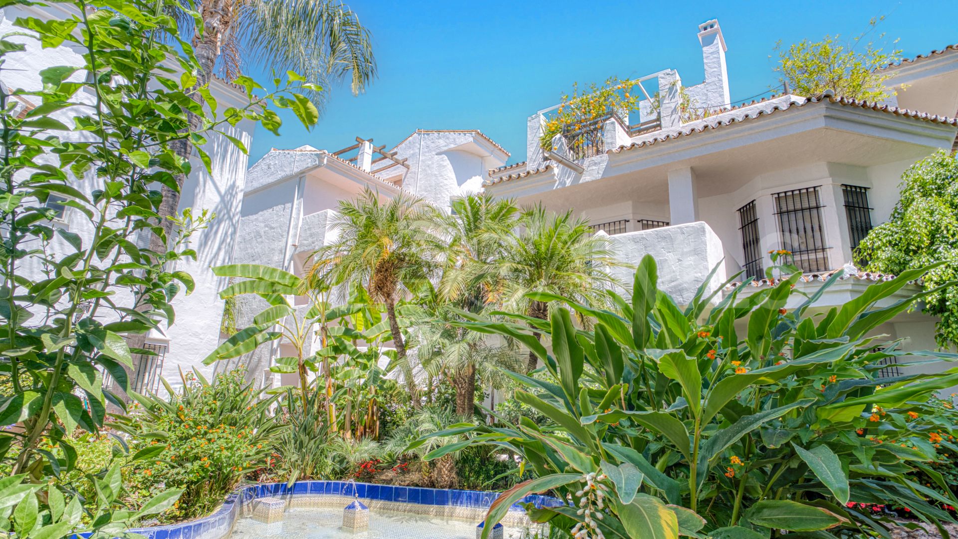 Duplex penthouse for sale in Los Naranjos de Marbella