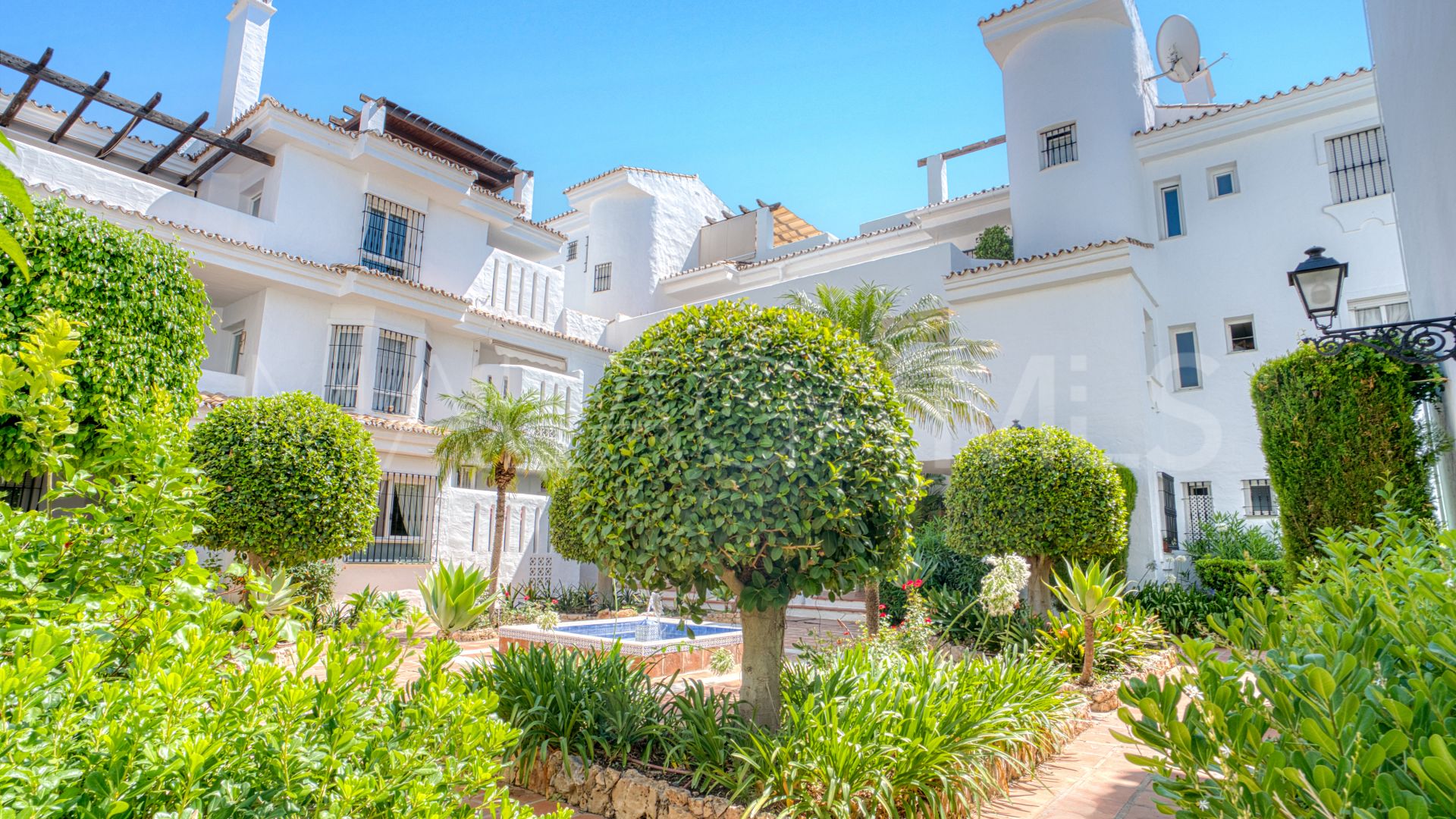 Duplex penthouse for sale in Los Naranjos de Marbella