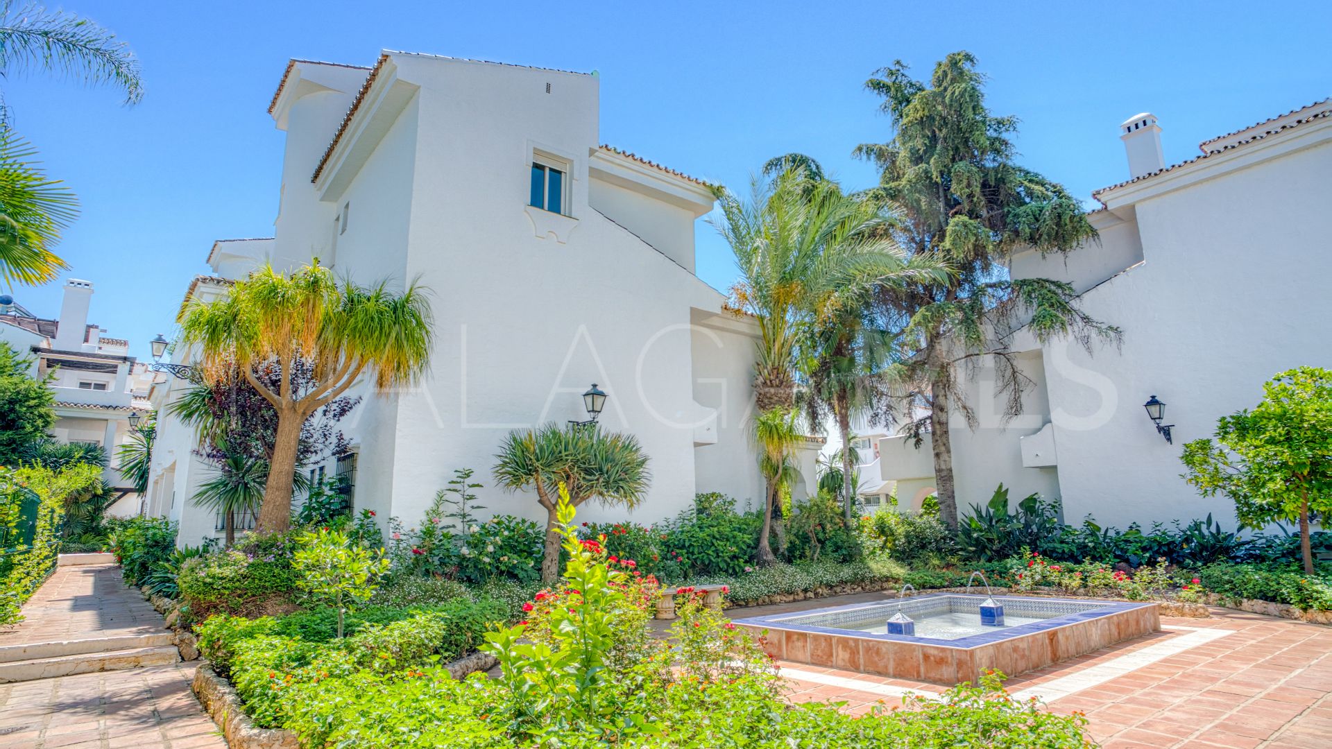 Duplex penthouse for sale in Los Naranjos de Marbella