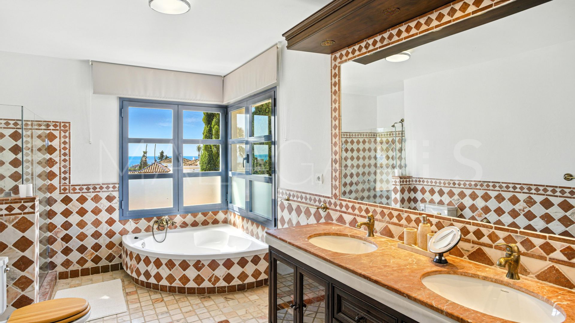 Villa for sale in Estepona Hills