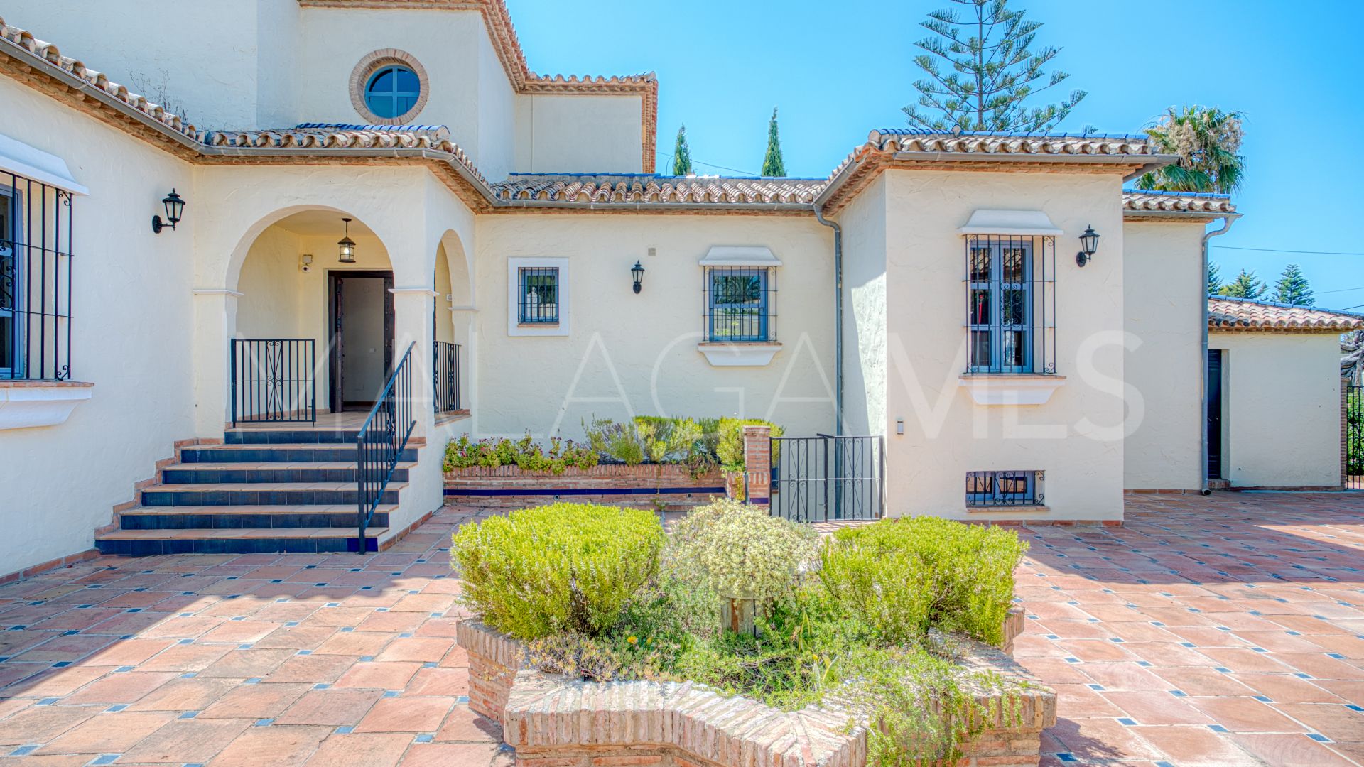 Villa for sale in Estepona Hills