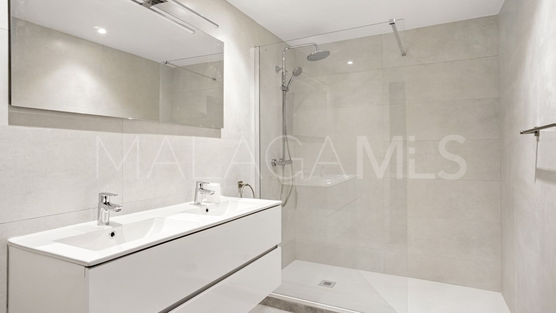Villa for sale in Estepona Hills
